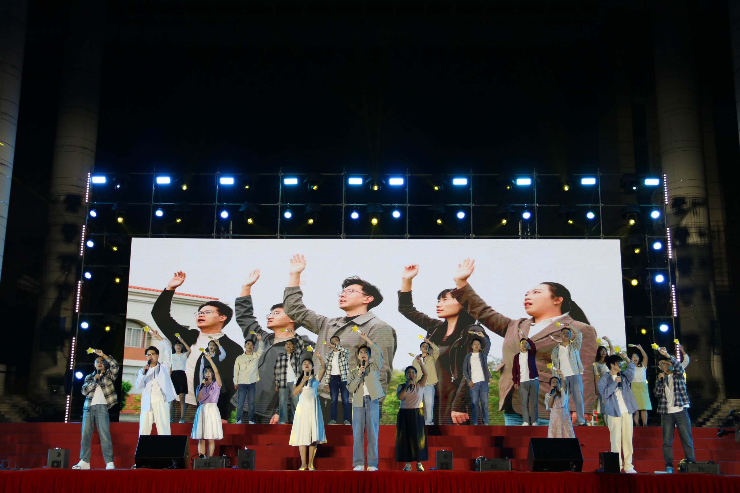 歌曲《不要慌太阳下山有月光》