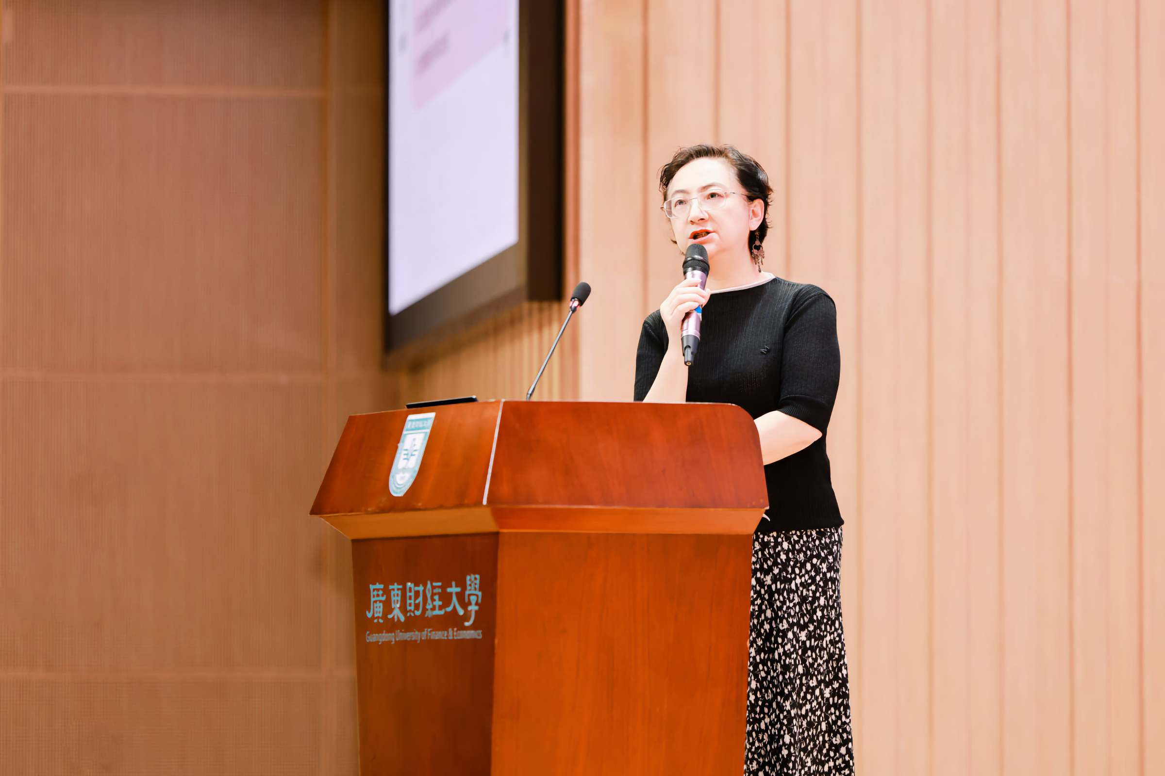 黄望莉教授作主旨演讲