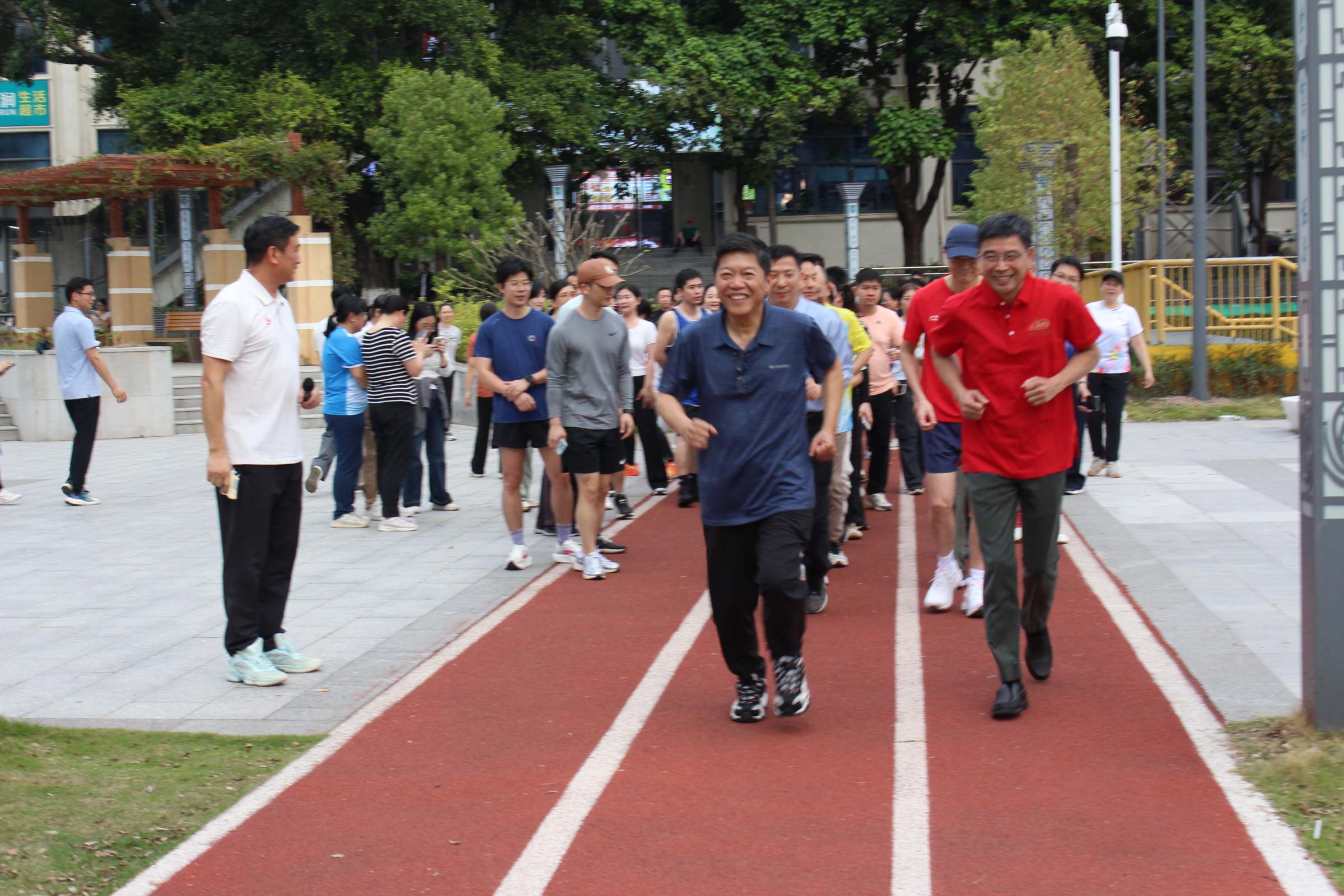 刘祖华副书记、郑金栈部长带头开跑