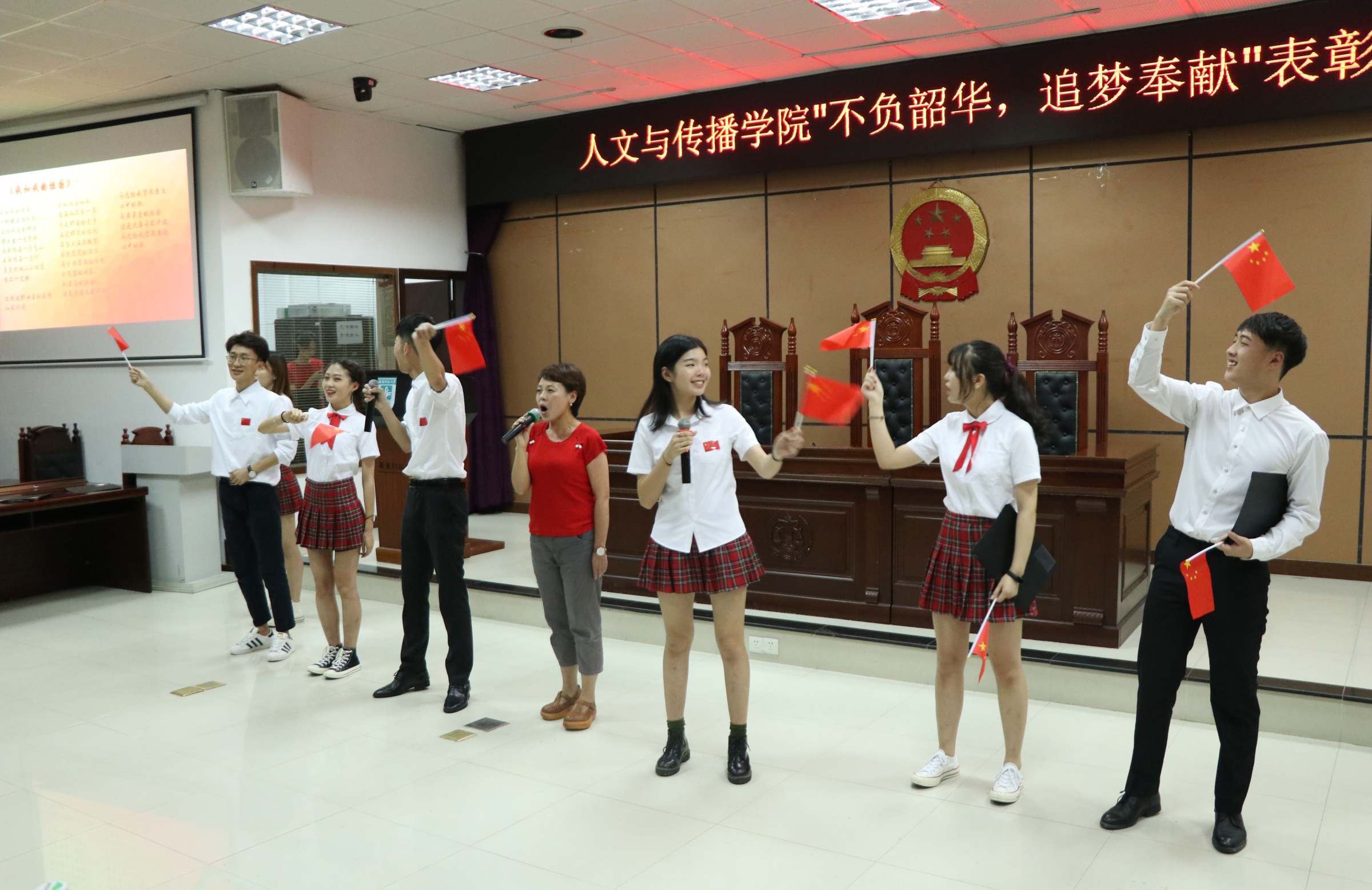 师生同唱一首歌《我和我的祖国》