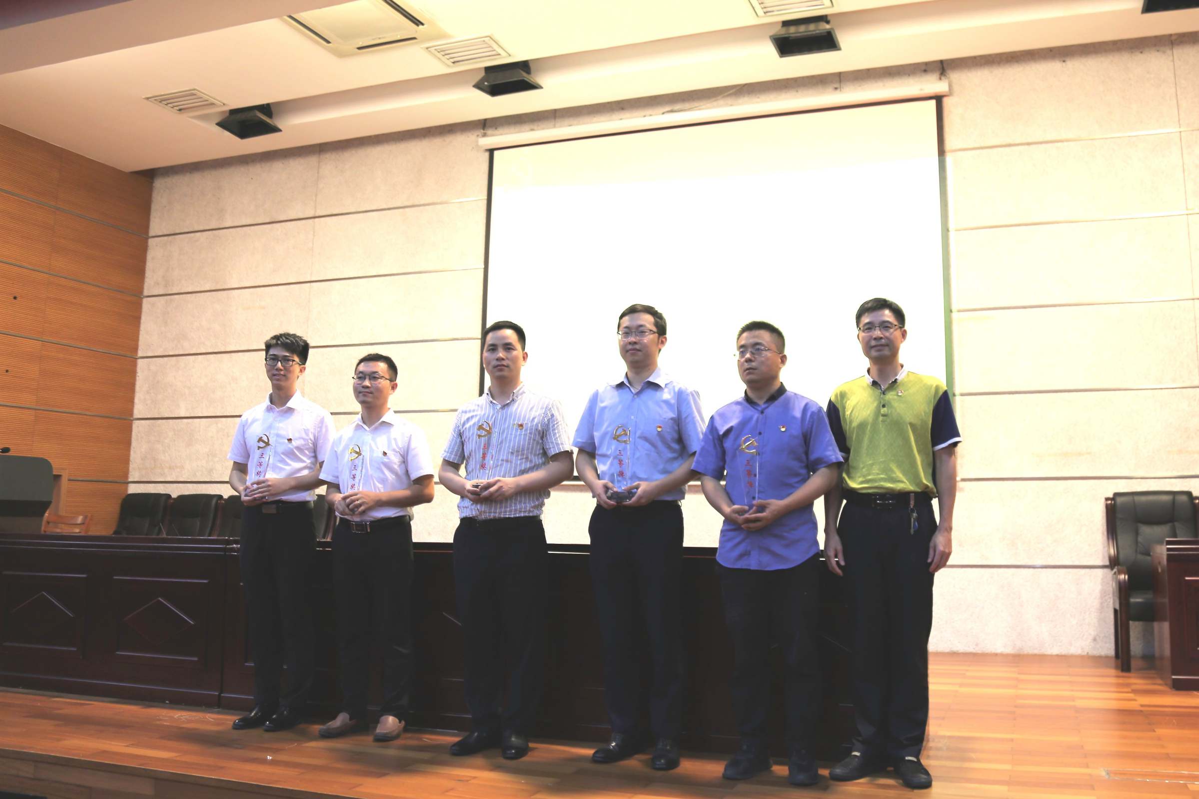 郑金栈为三等奖获奖者颁奖