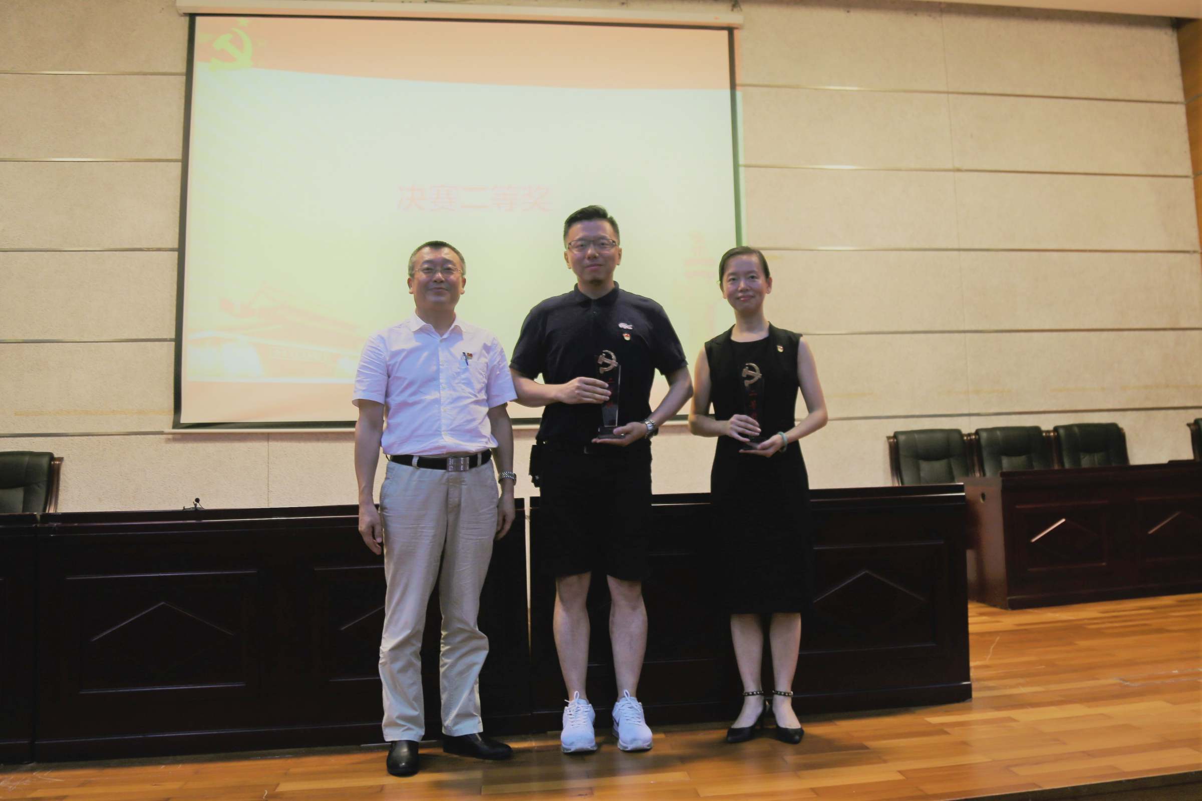 陈树武为二等奖获奖者颁奖