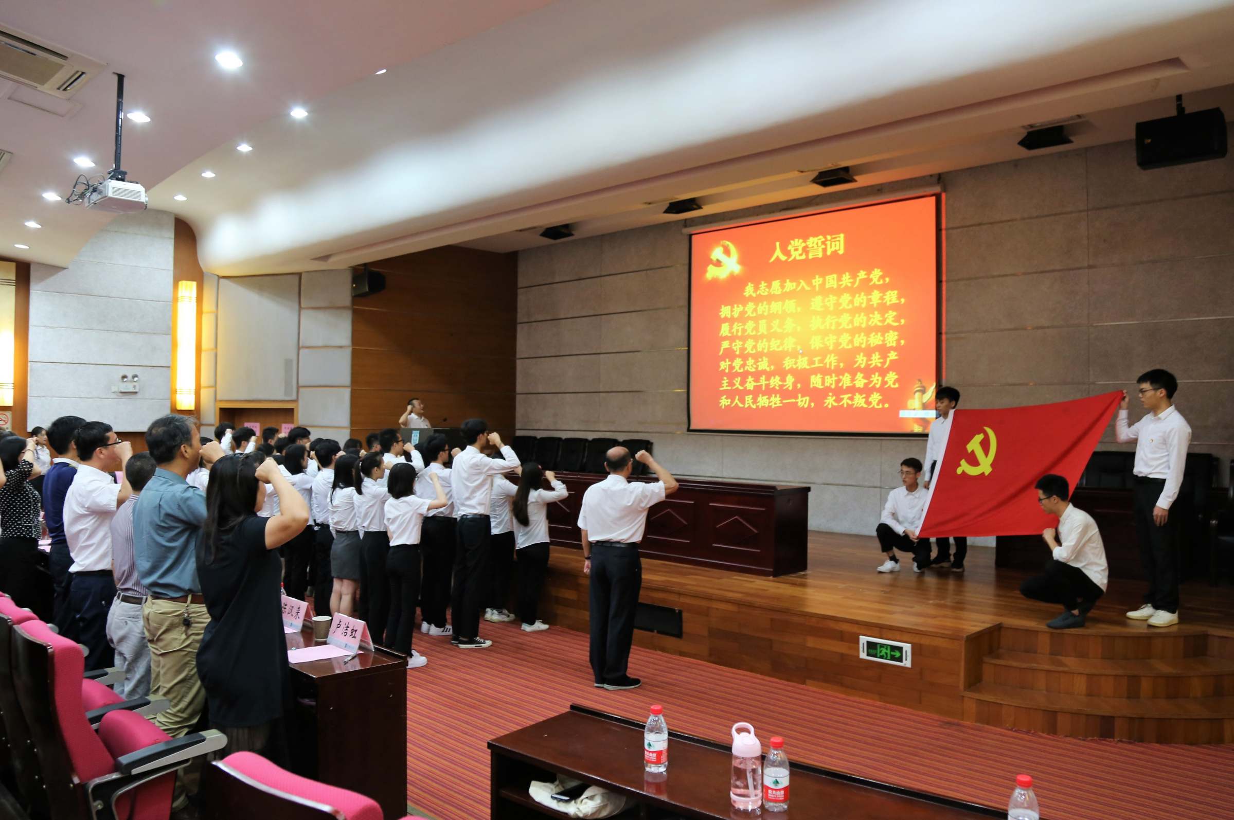 黄晓波带领现场新老党员宣誓