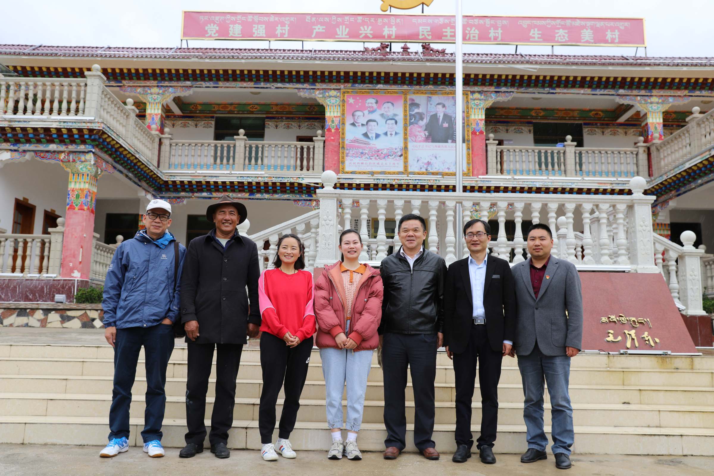 杜承铭走访久巴村看望毕业生