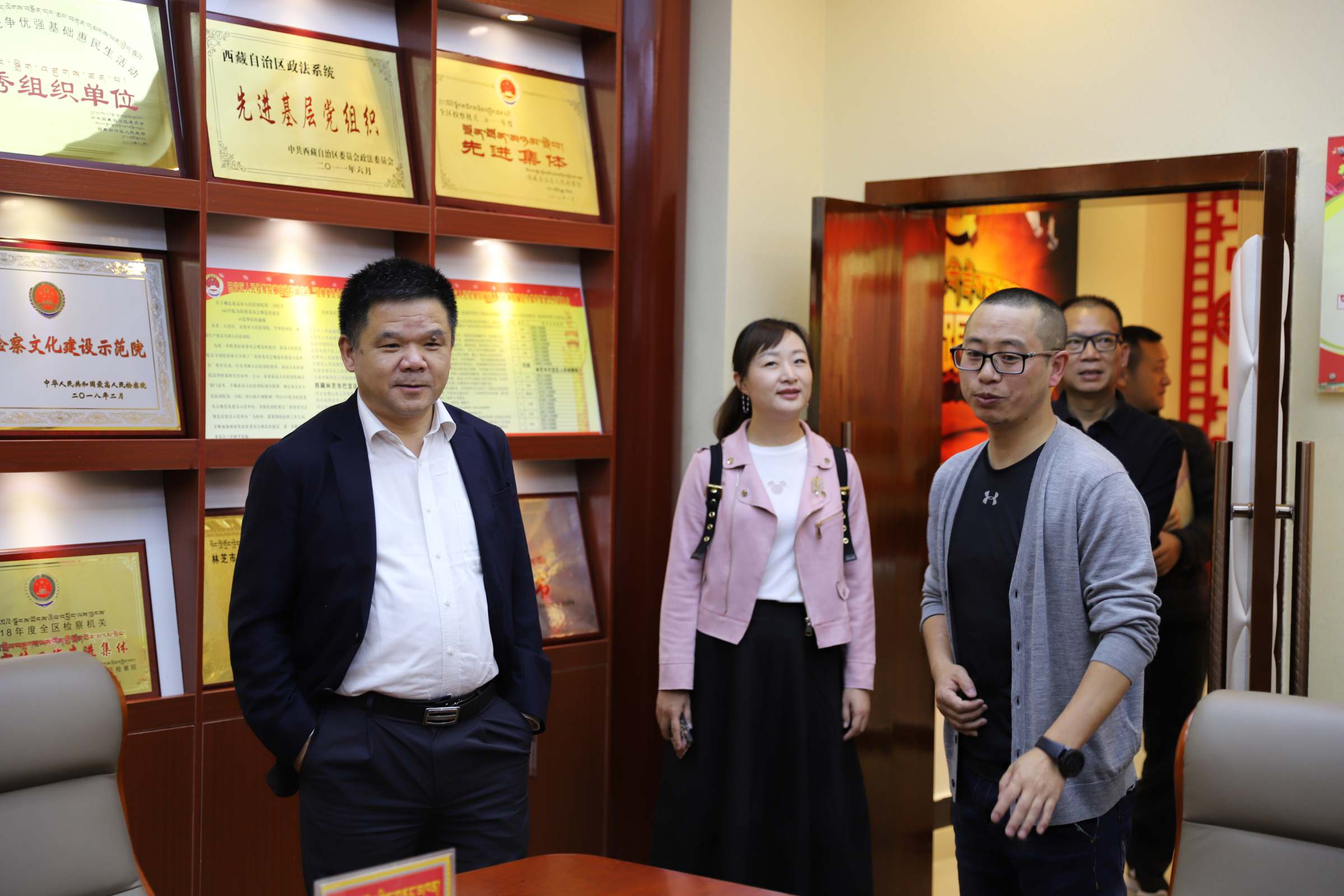 杜承铭走访巴宜区检察院看望校友