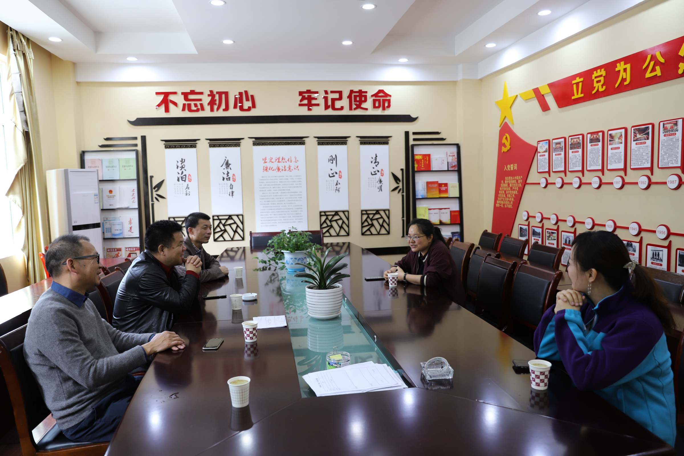 杜承铭一行与校友米林镇镇长座谈