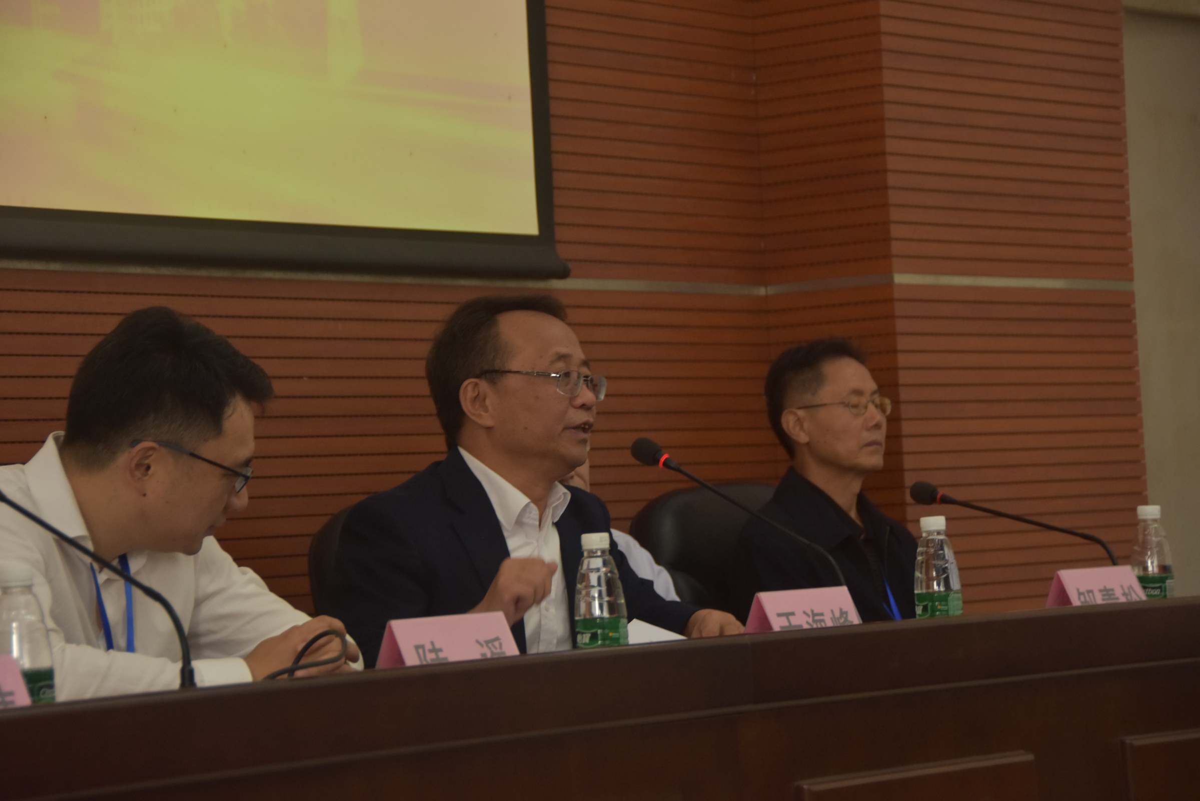 于海峰(中)致词