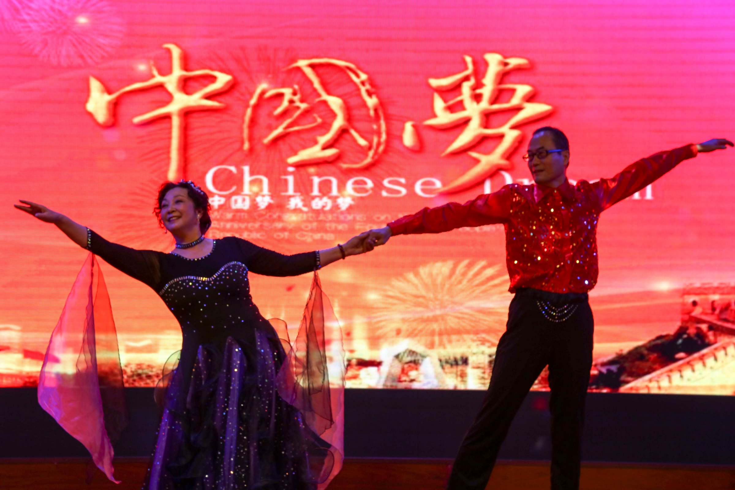 歌伴舞《我们举杯》