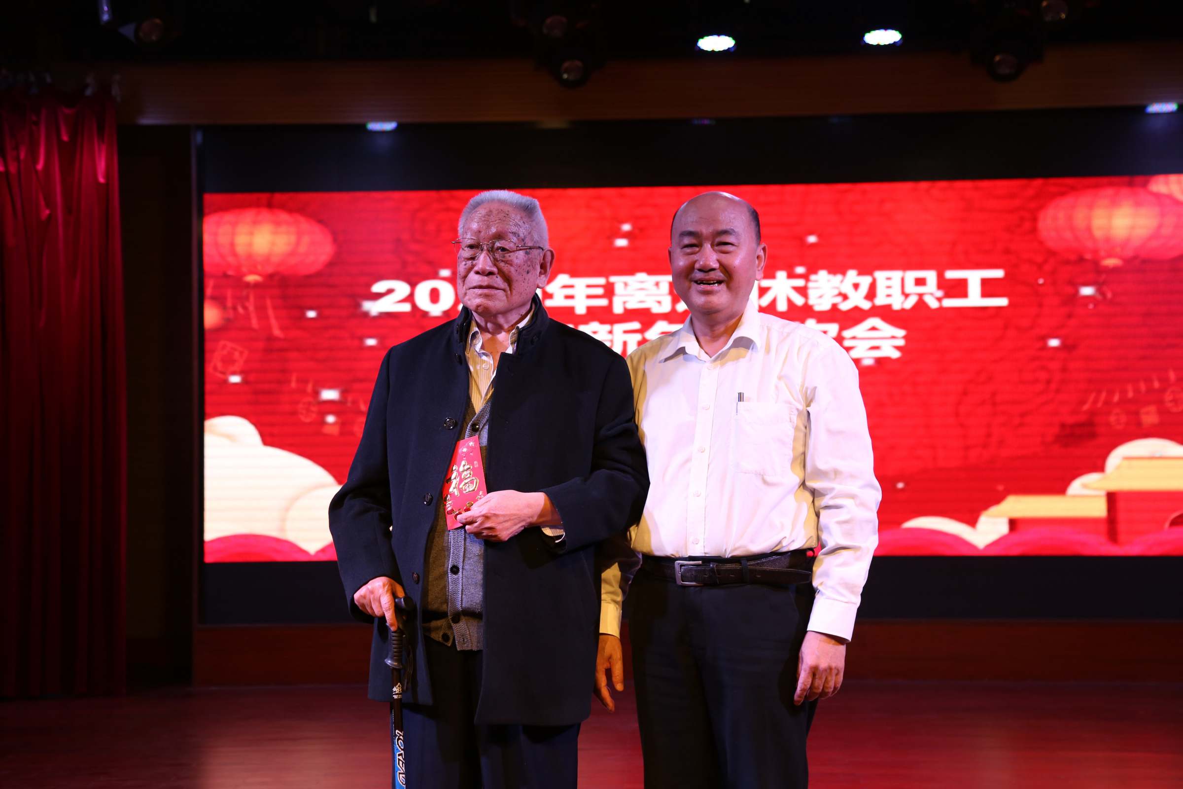 党委书记黄晓波为2020年度满90岁的老同志颁发祝寿金