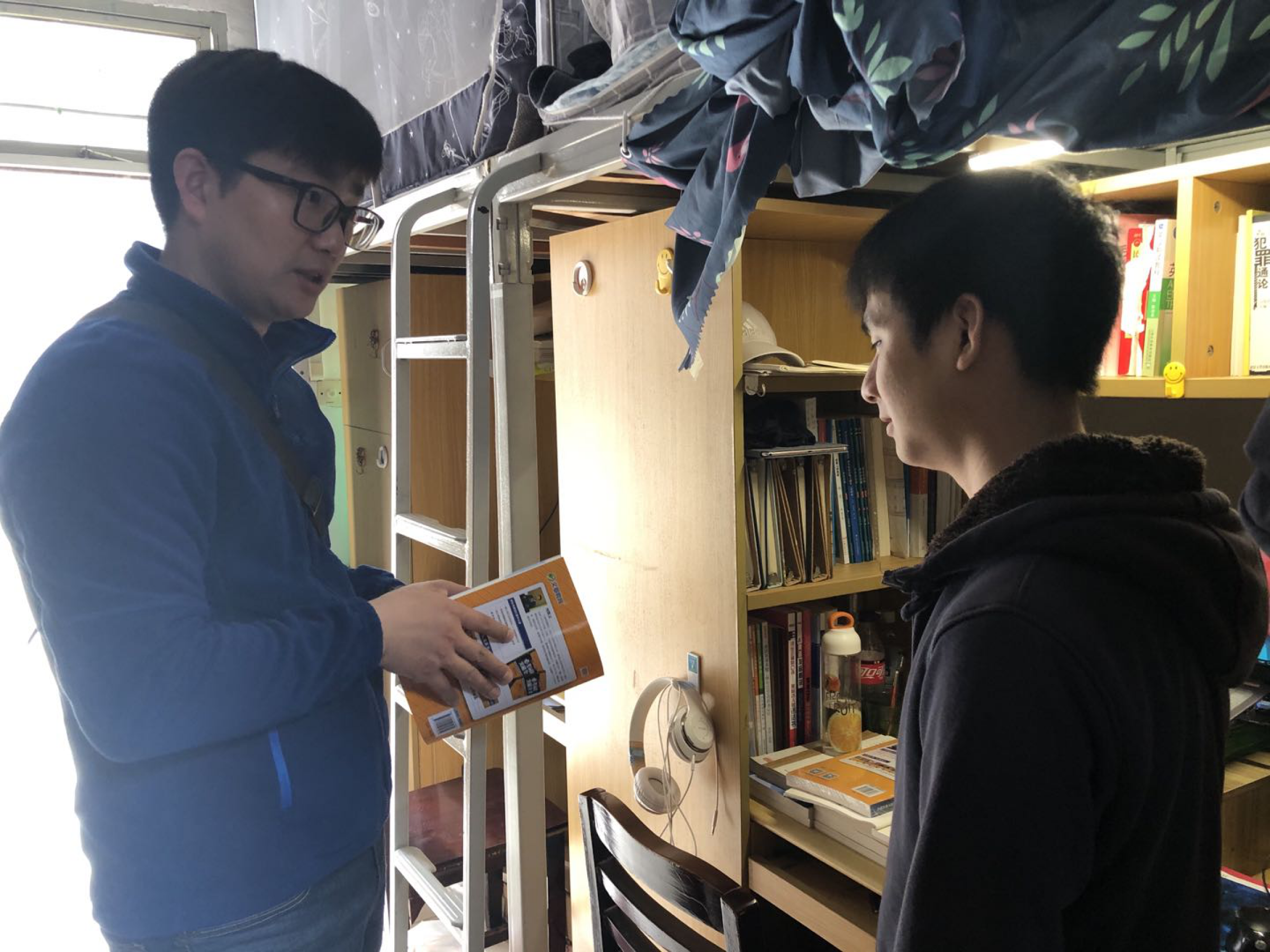 王龙慰问留校学生