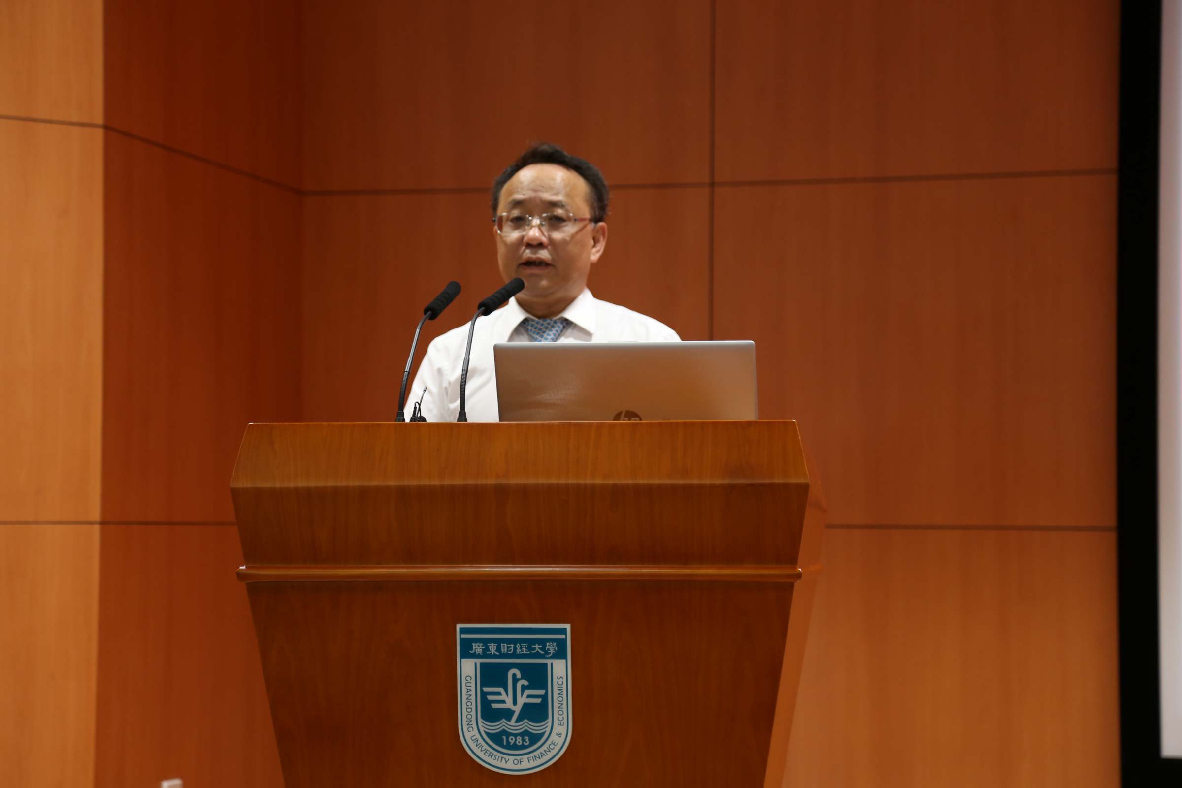 于海峰作《校长工作报告》