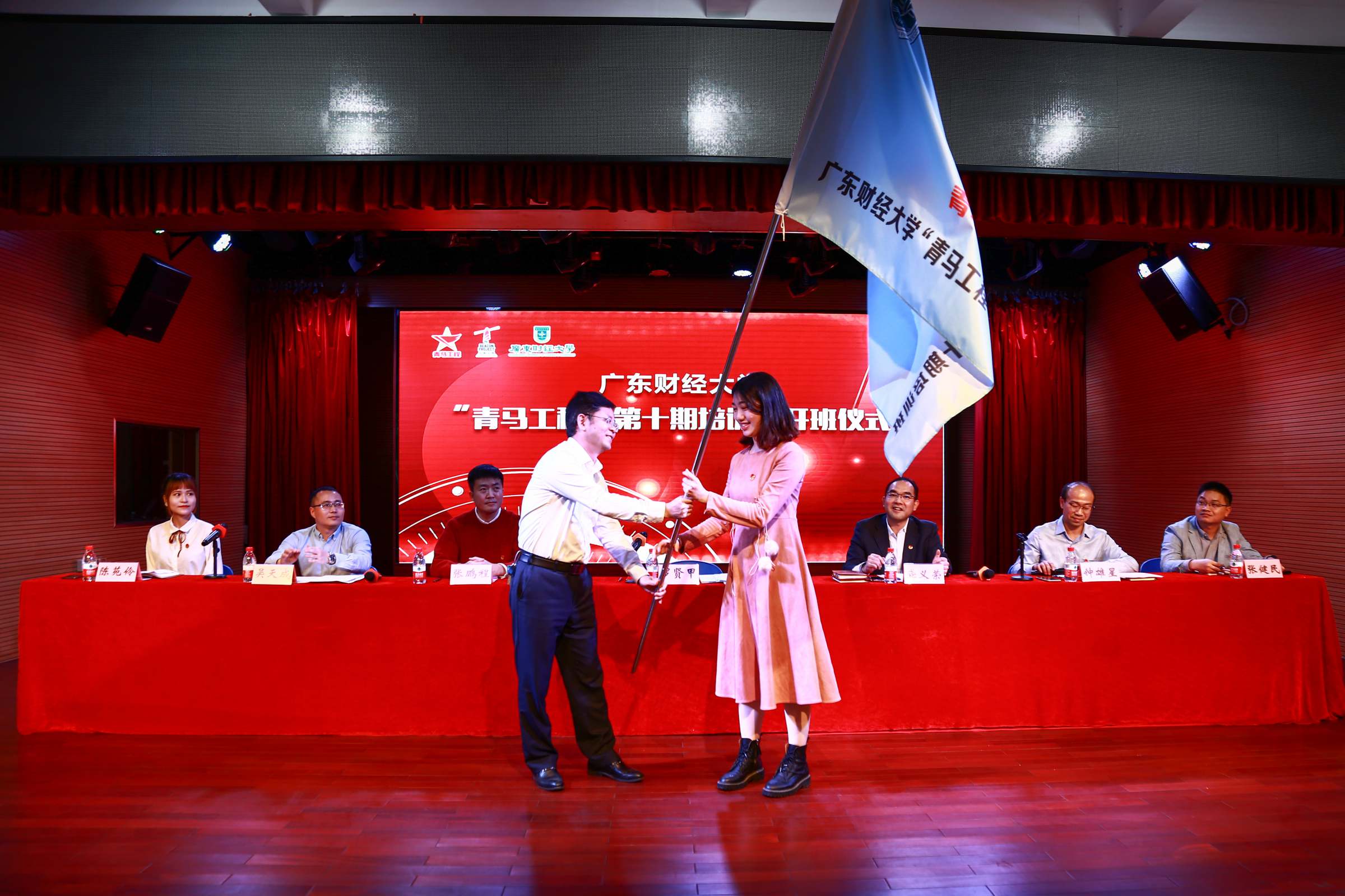 罗贤甲为学员代表授旗