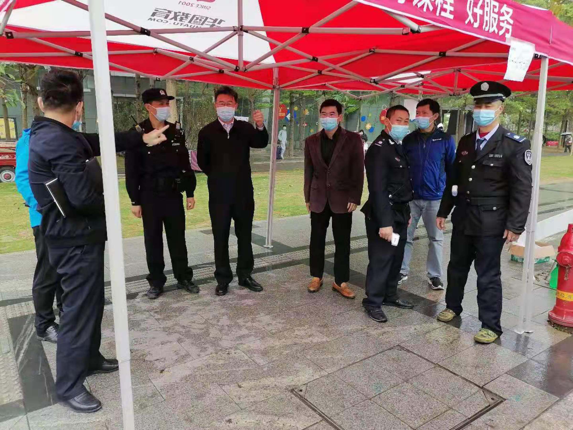 校领导检查学生返校工作