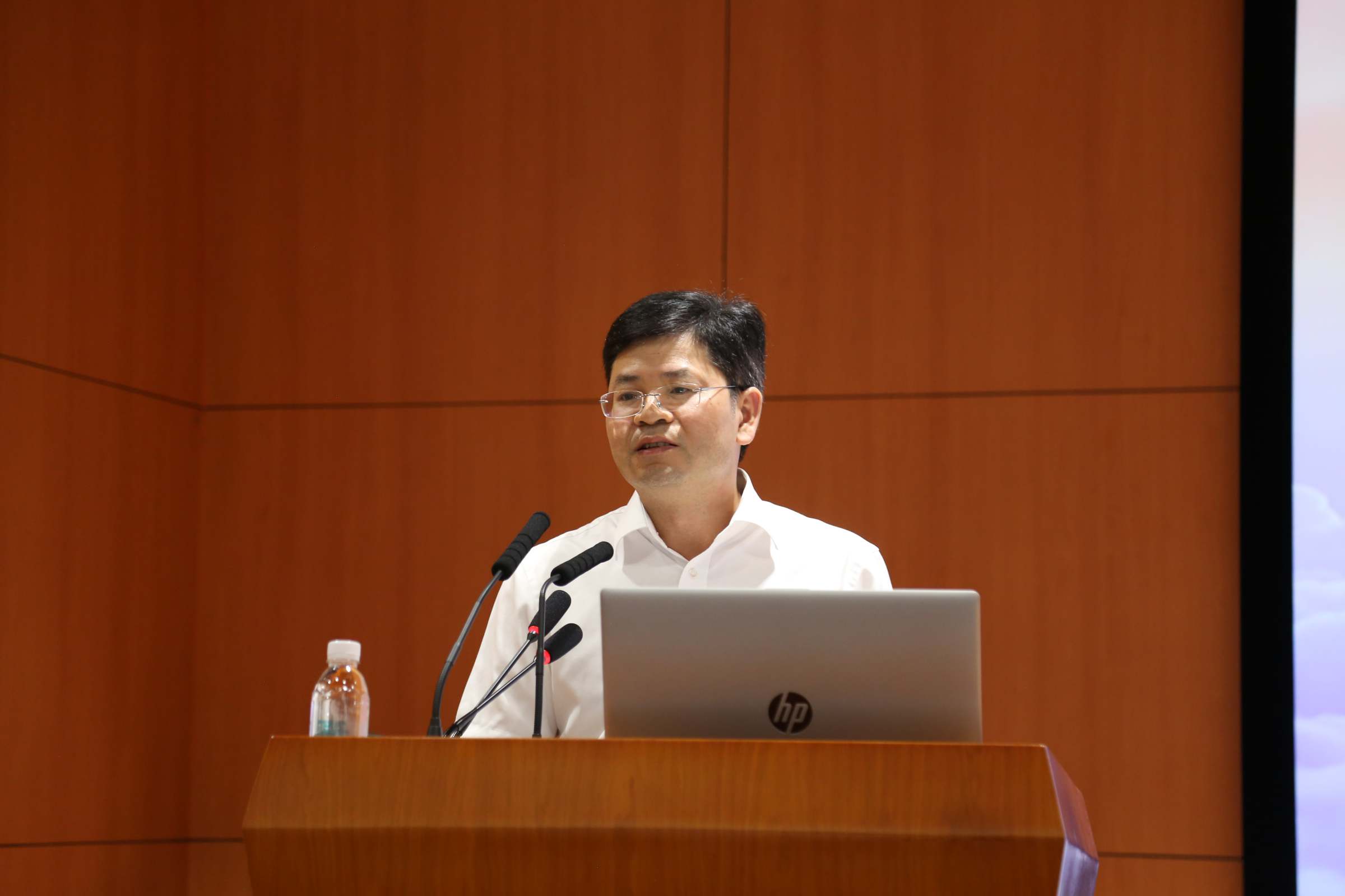 校党委副书记罗贤甲传达会议精神