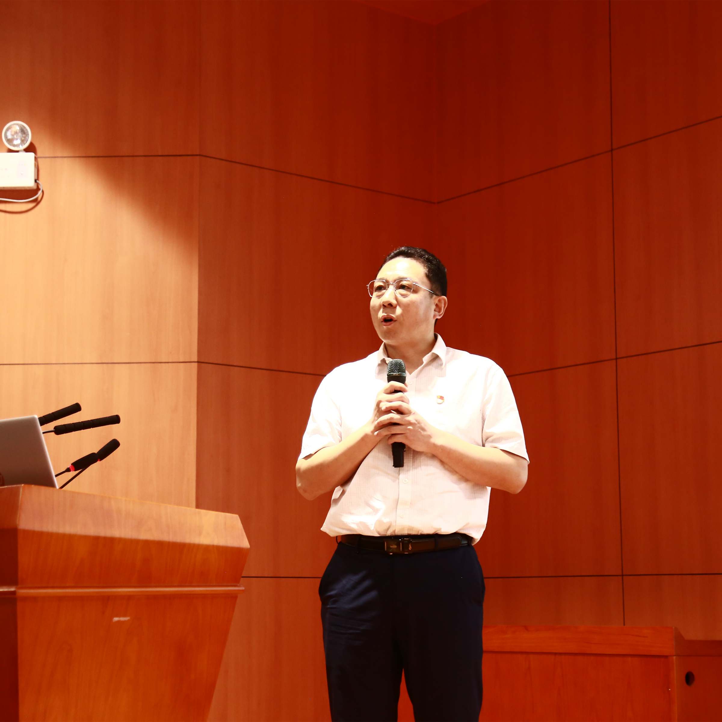 旅游规划研究院党支部书记桂拉旦发言