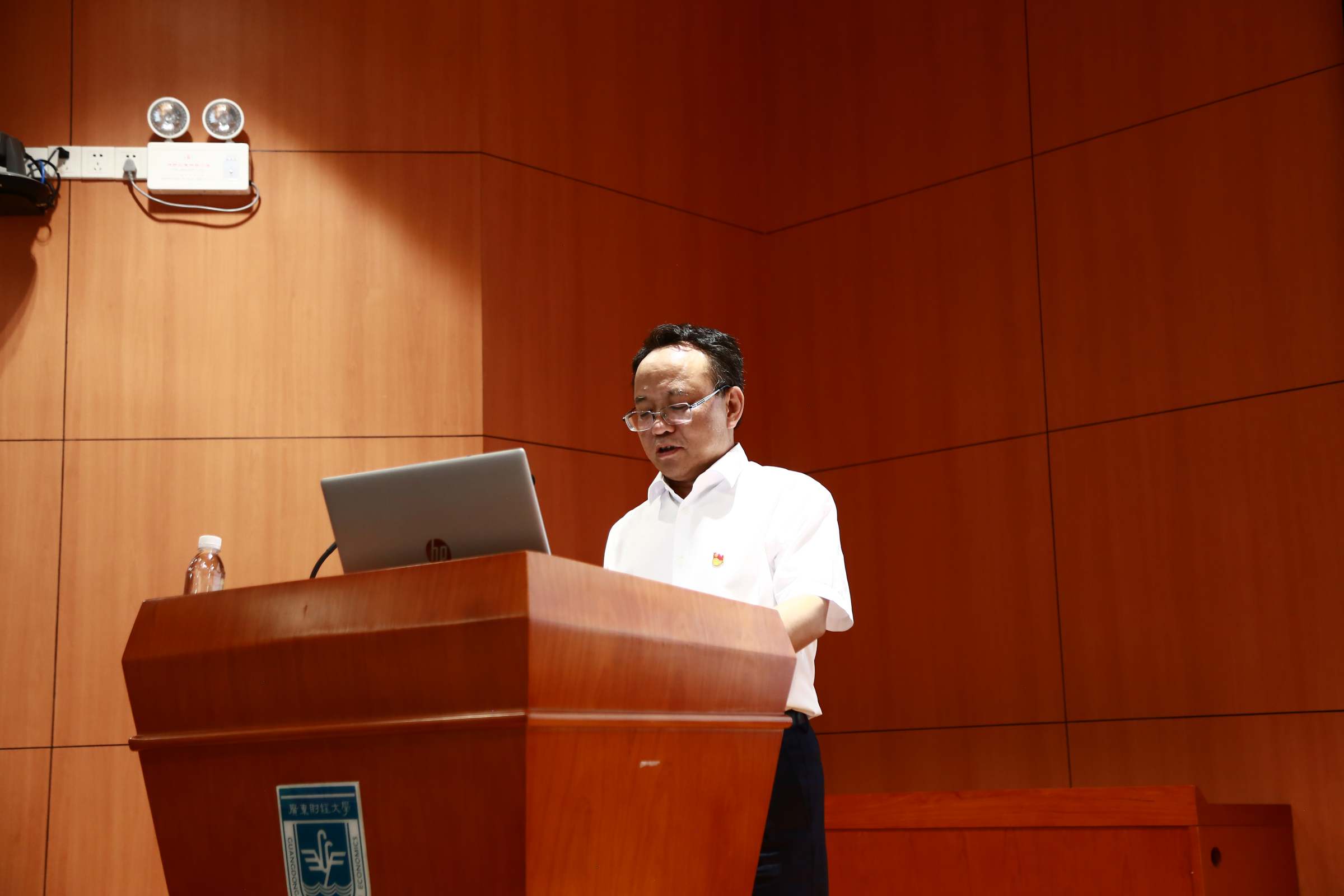 校长于海峰主持会议