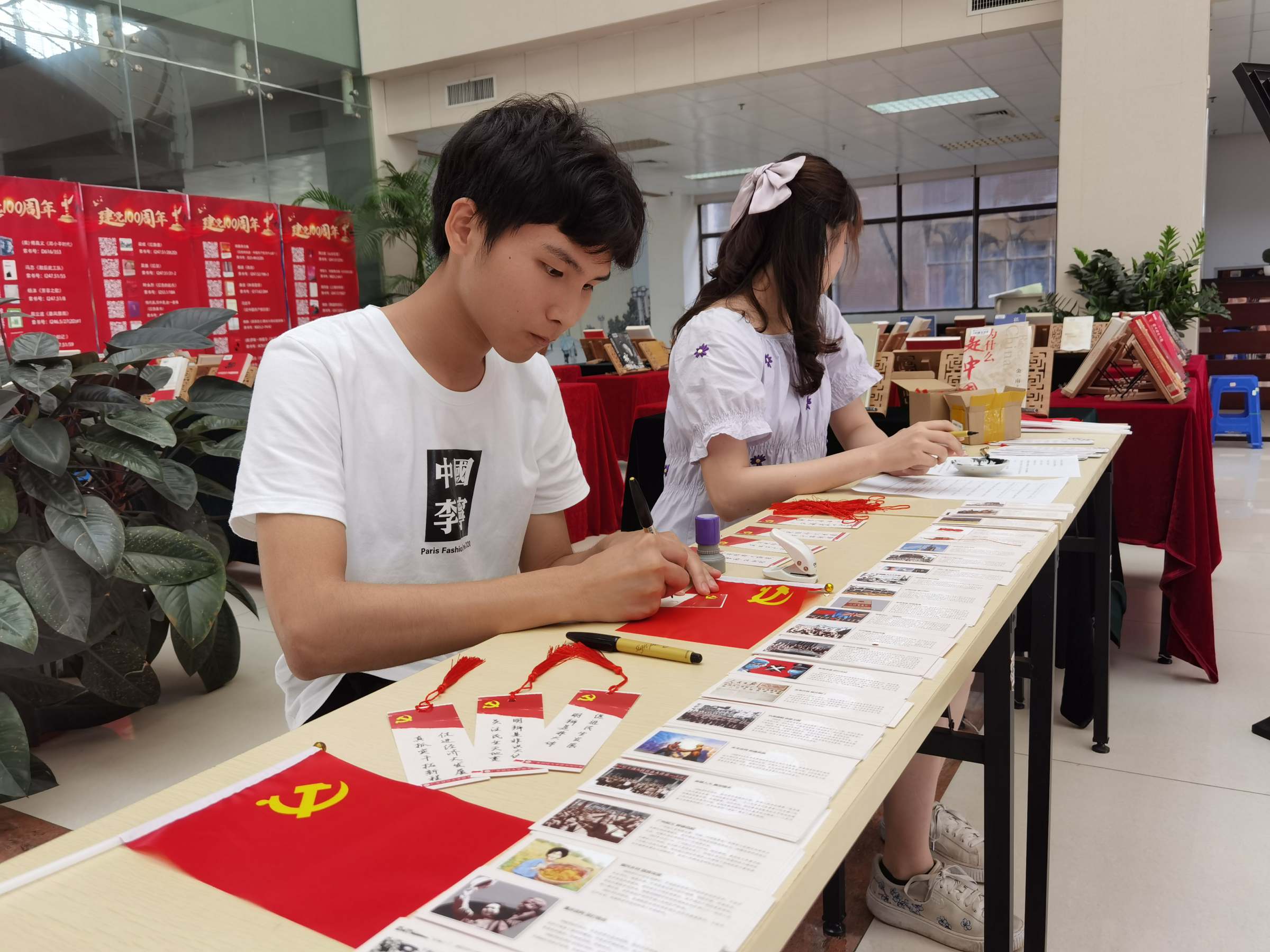 与友“签”绊党史书签DIY现场