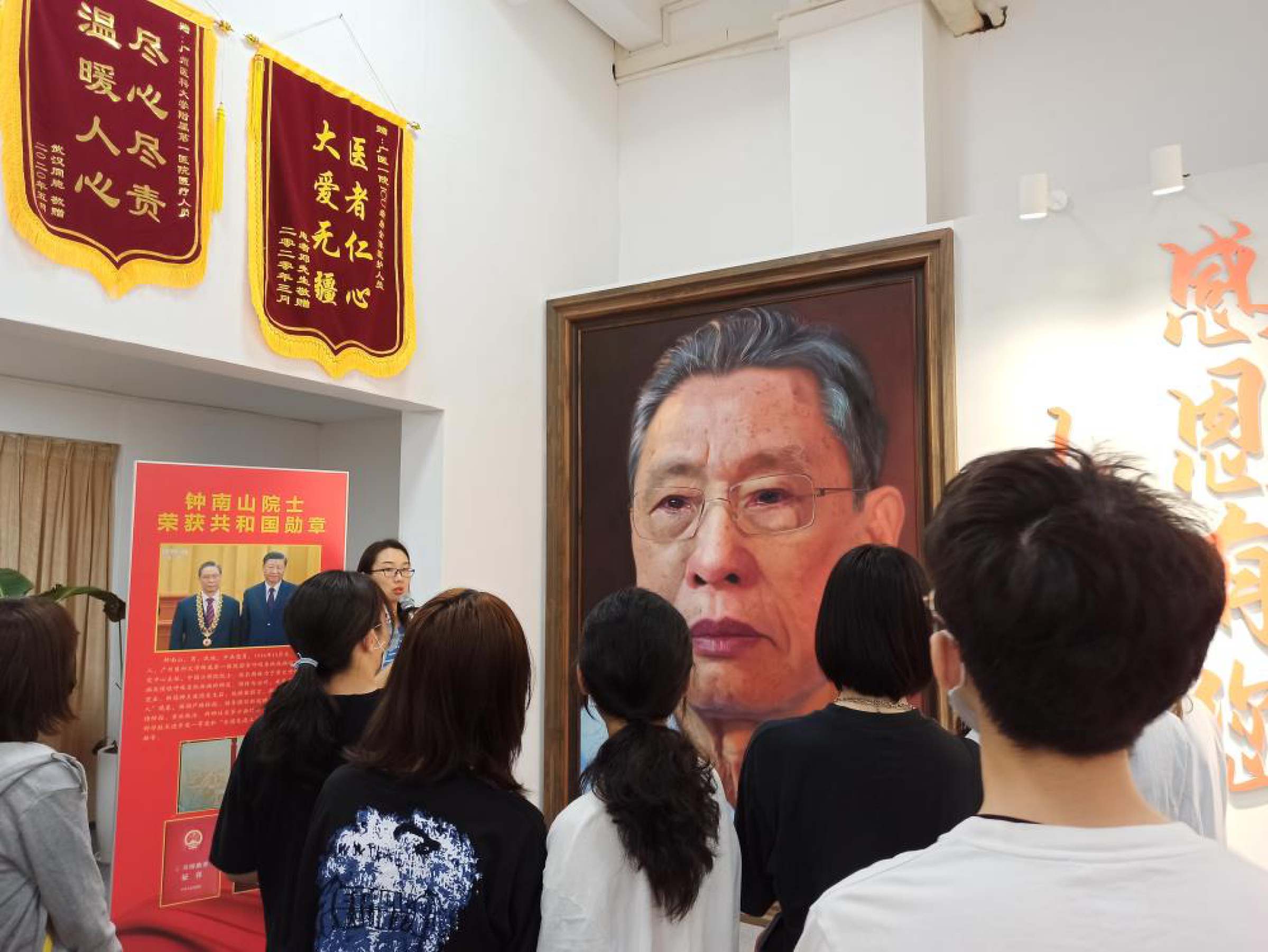 基层团支部举办团日活动—参观“仁爱精神、生命至上”抗疫主题展览