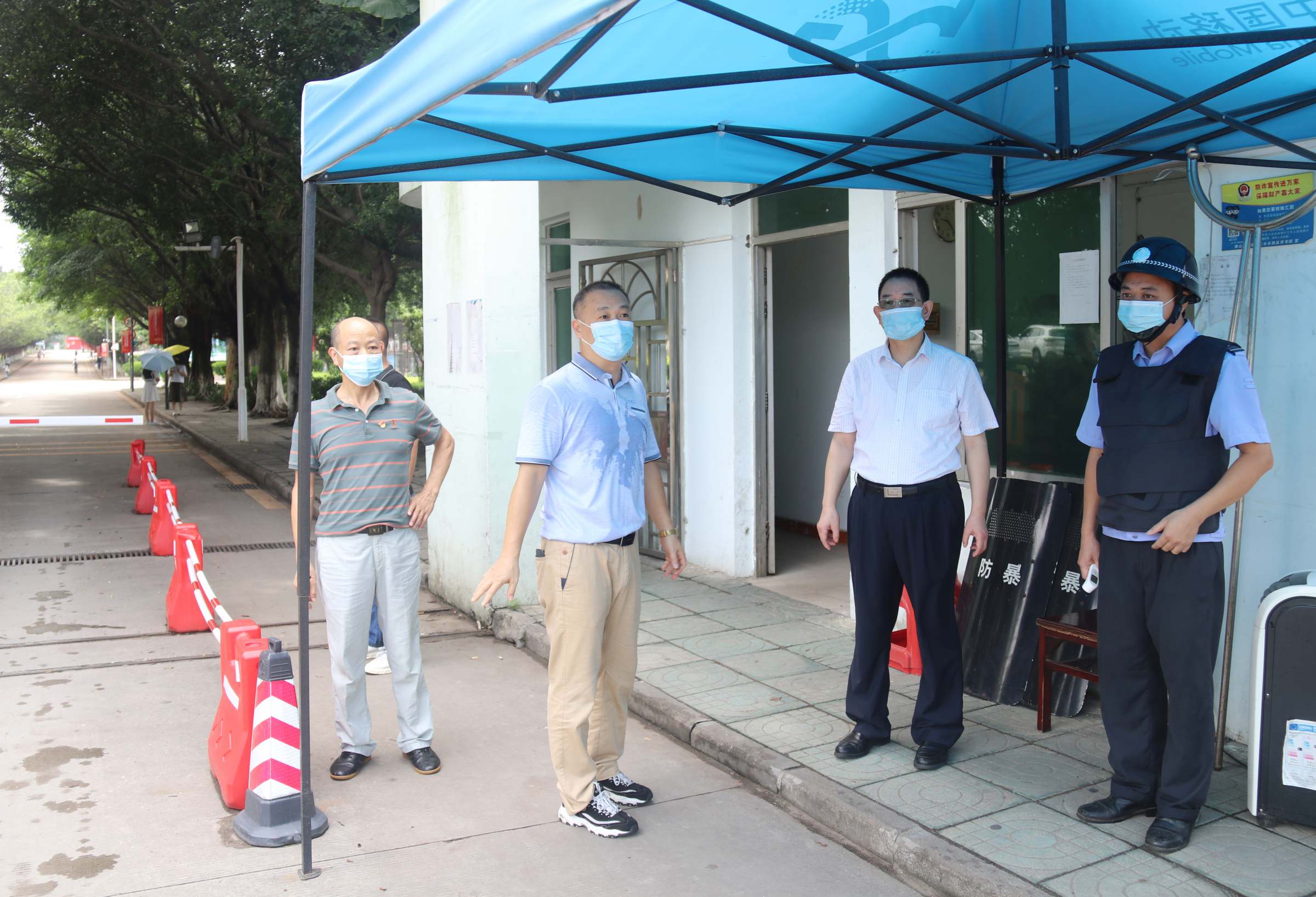 邹新月(右二)视察西门