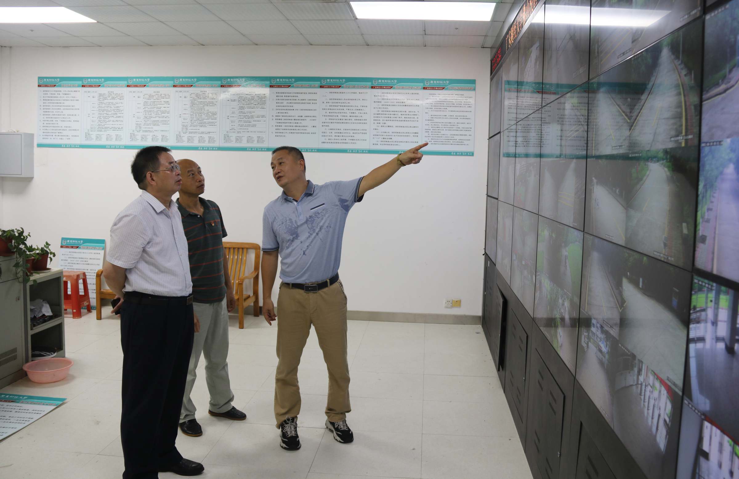 邹新月(左一)视察治安监控室