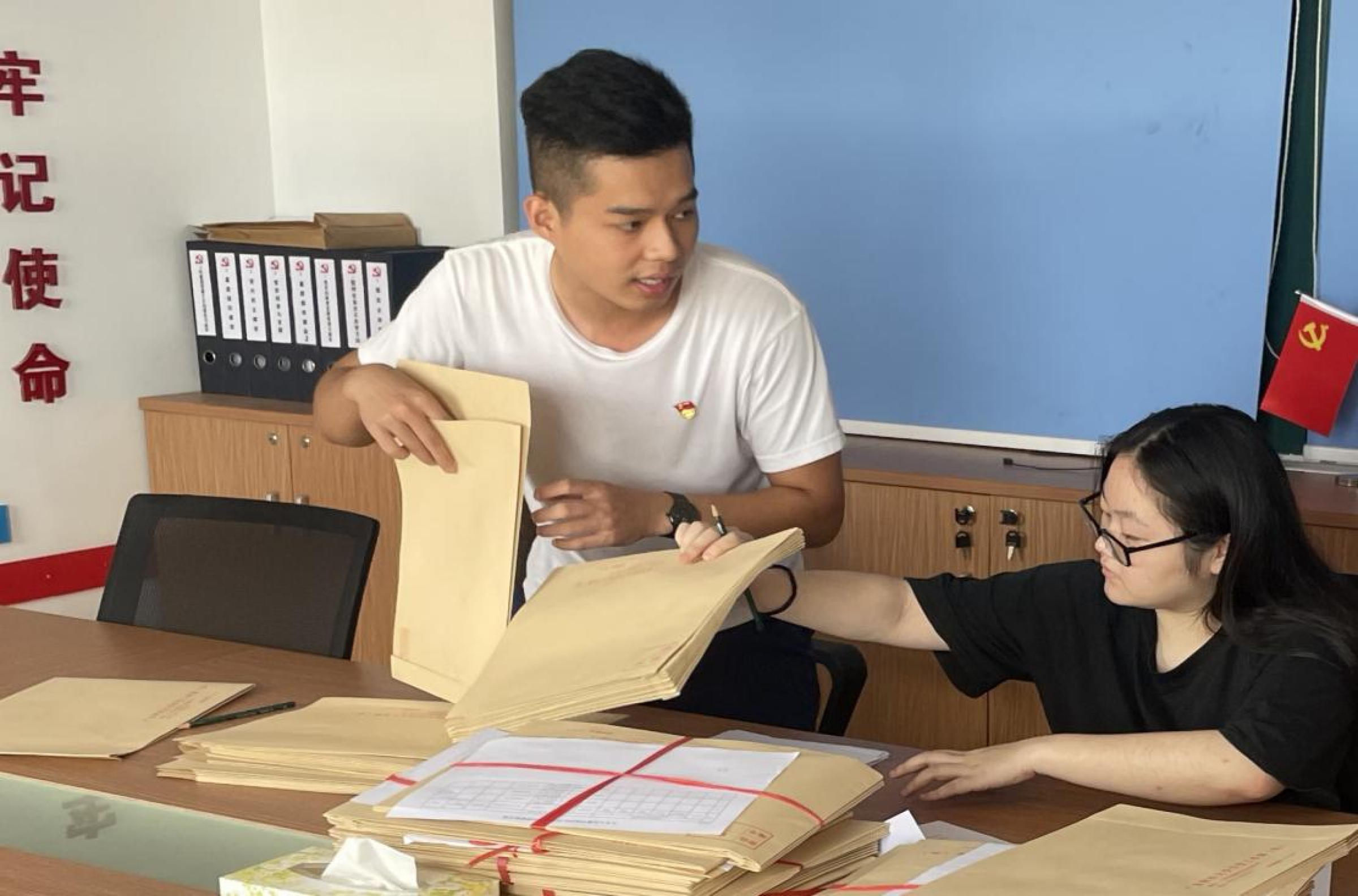 “中国大学生自强之星”毕业生党员辜良烈等同学为毕业生整理档案