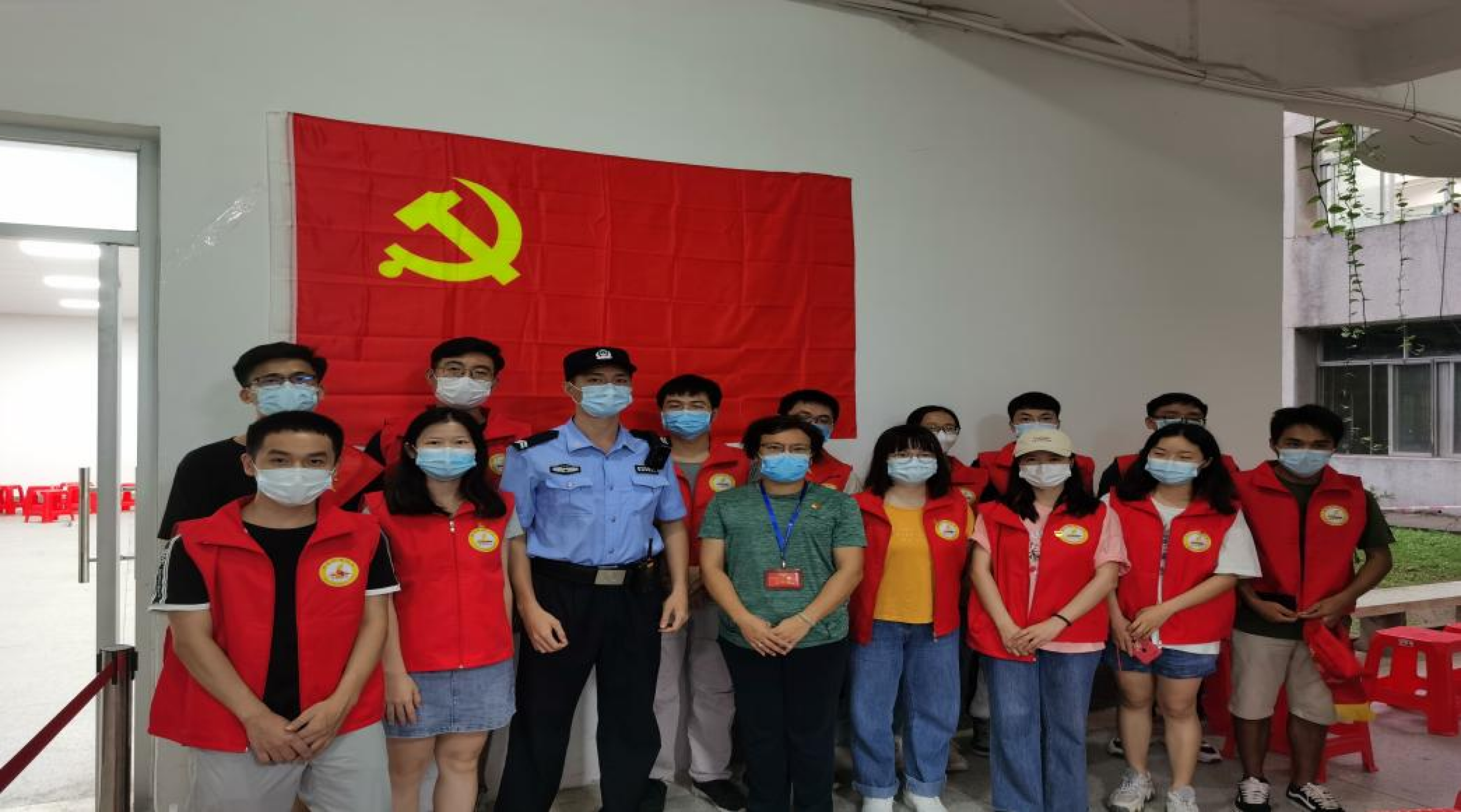 金融学院学生党员参加疫苗接种志愿服务