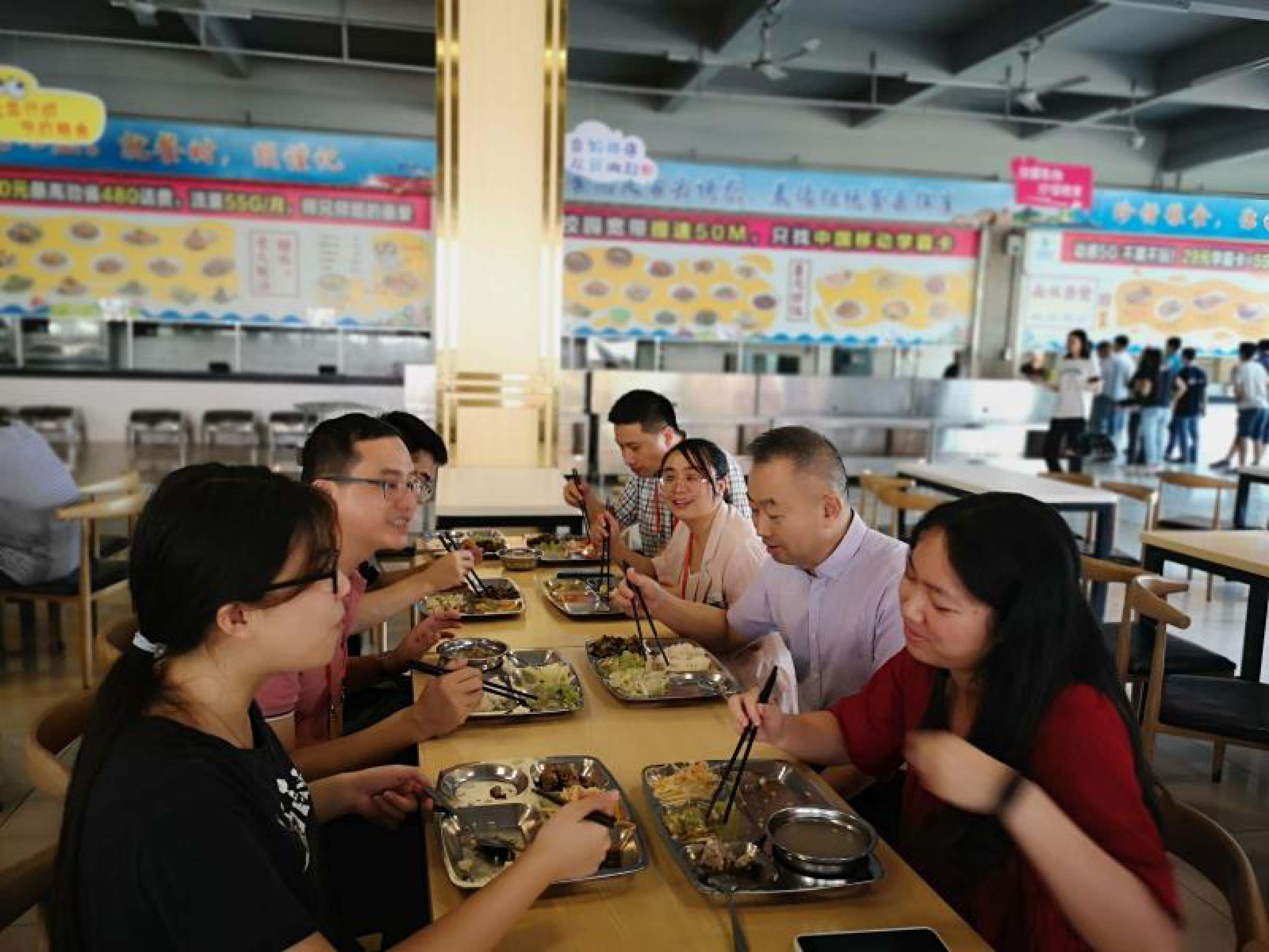 佛山校区管委会王伟主任、学工部长苏明华与学生共进午餐