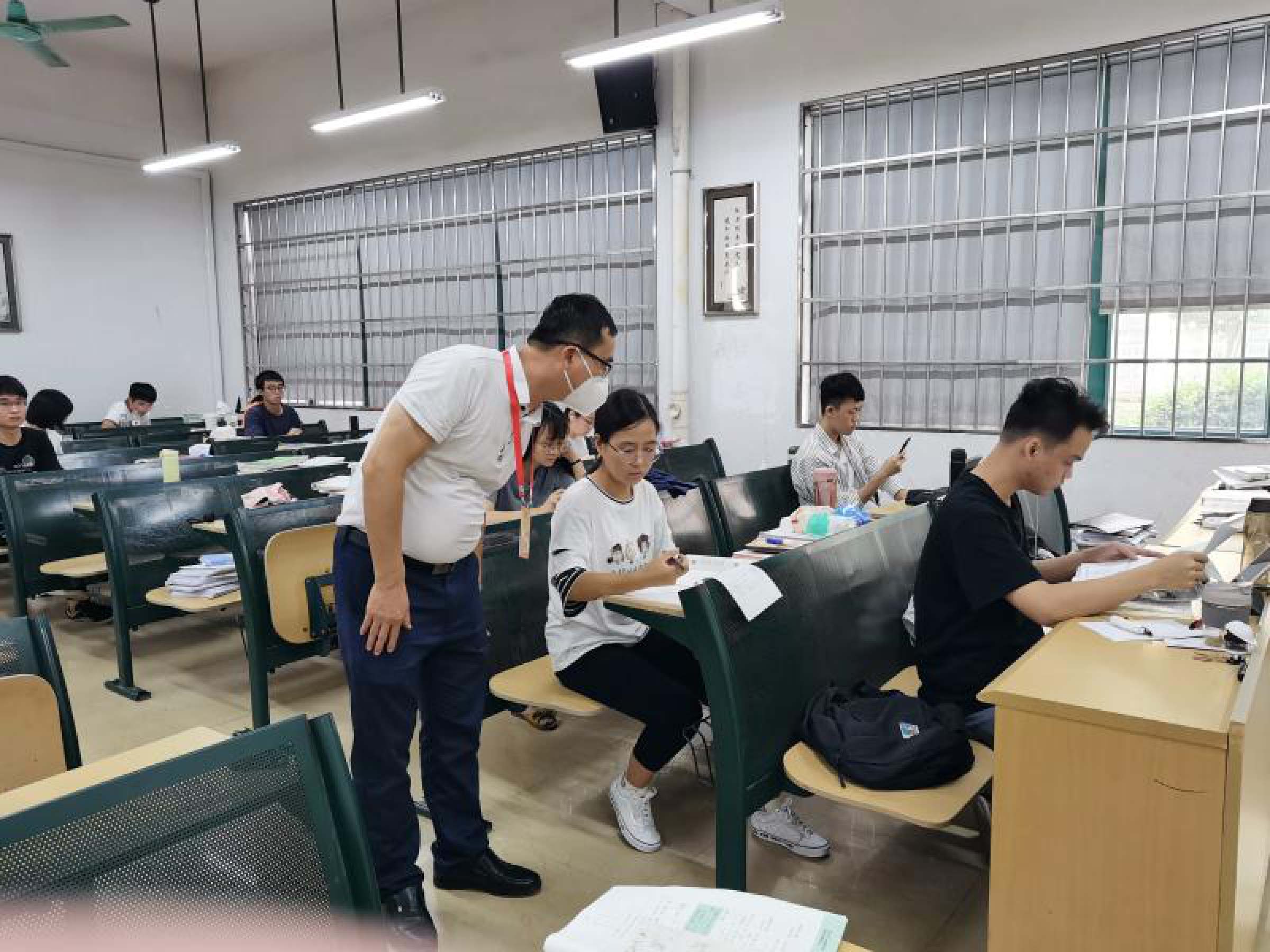 学工部苏明华部长深入自习室看望考研考公学生