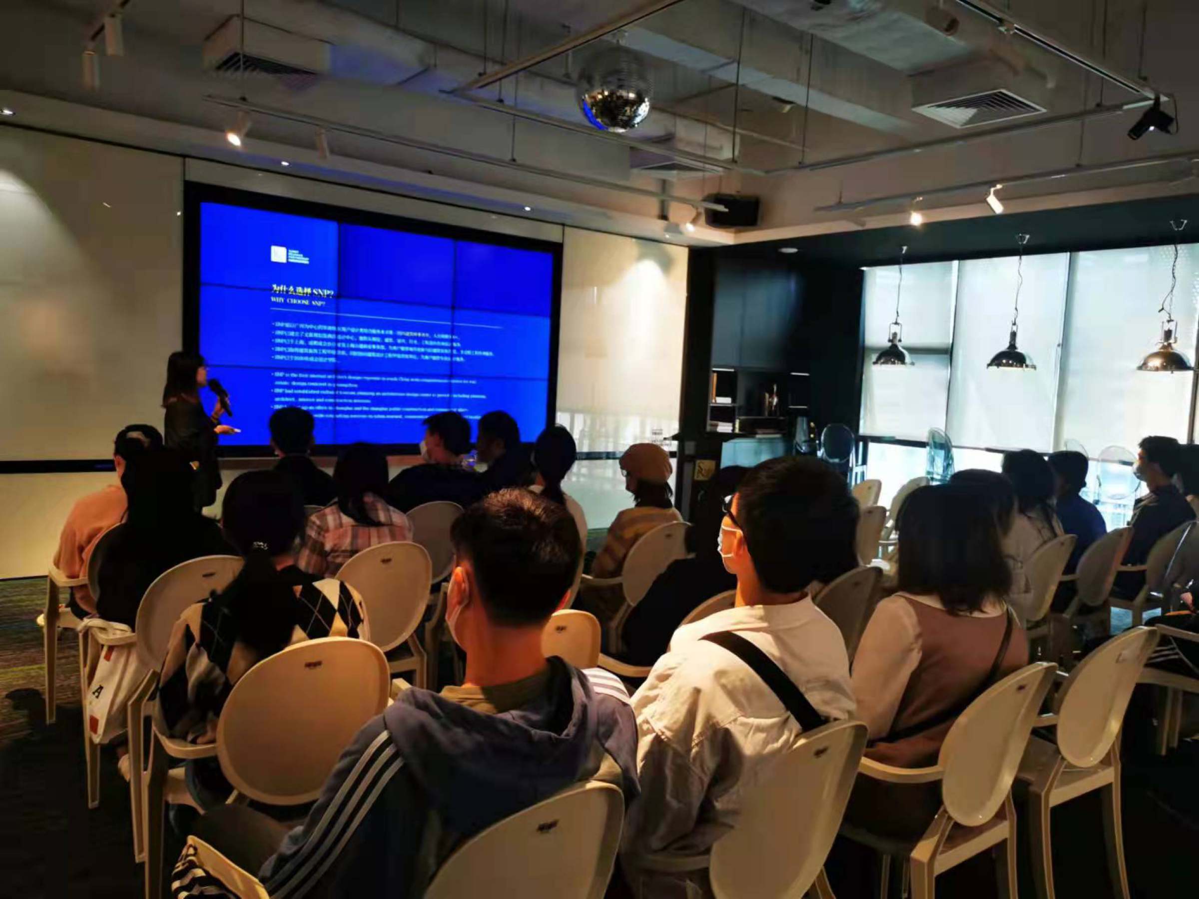 把就业指导课堂设在企业