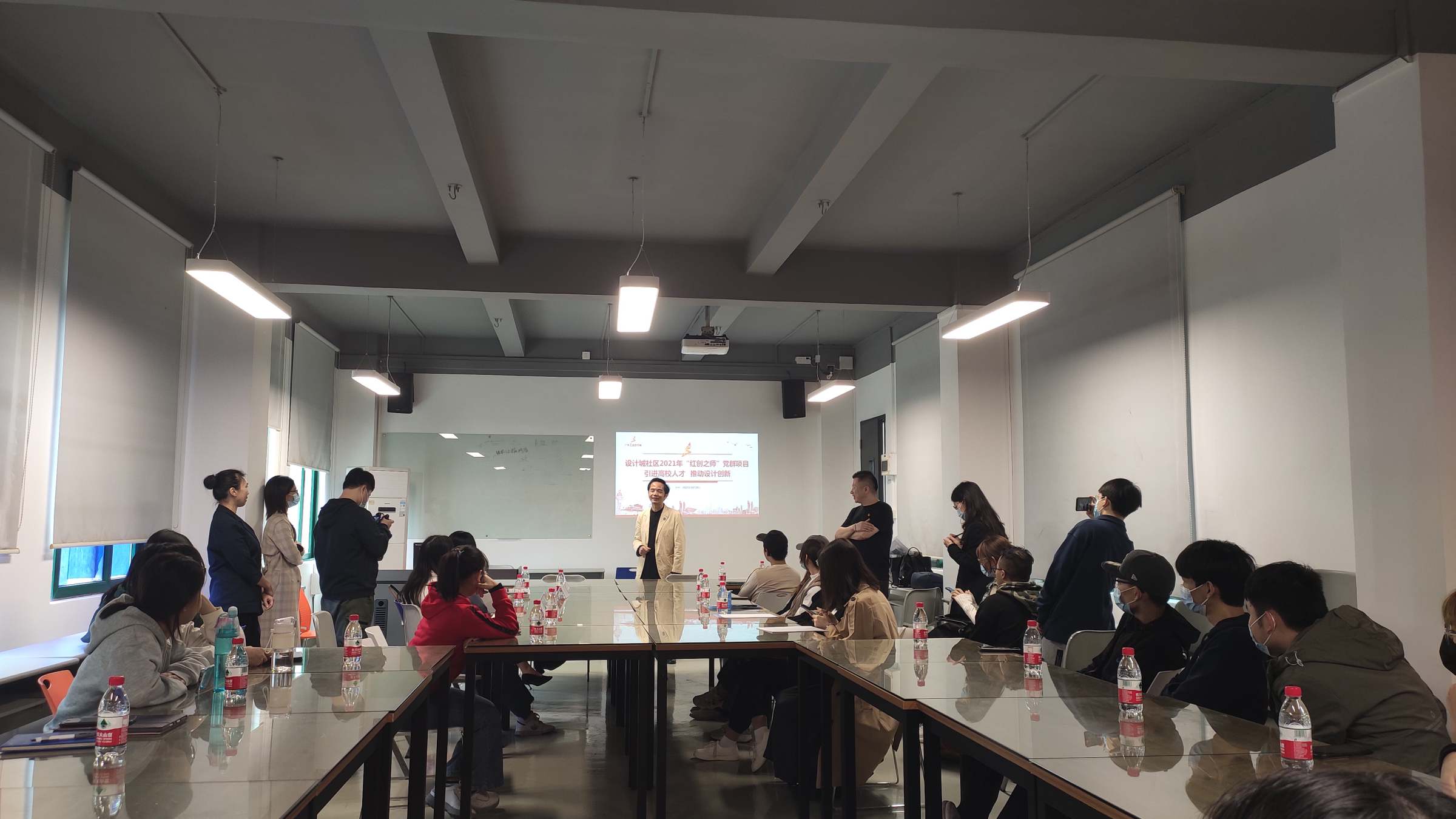 引进企业院内招聘宣讲会