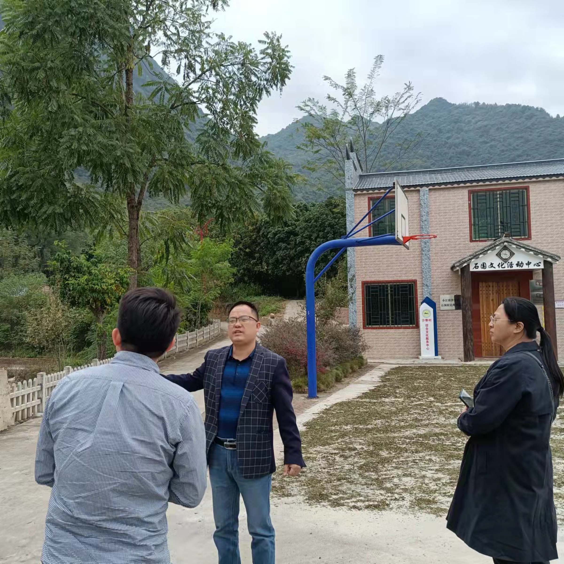 科技特派员团队调研沙寮村石围乡村风貌整治建设