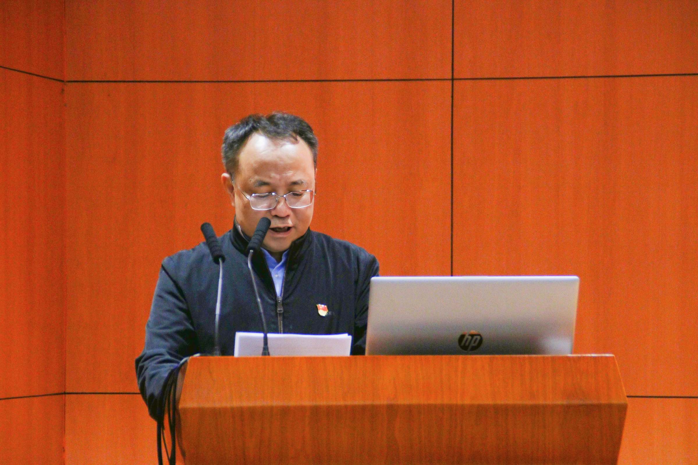 于海峰主持会议