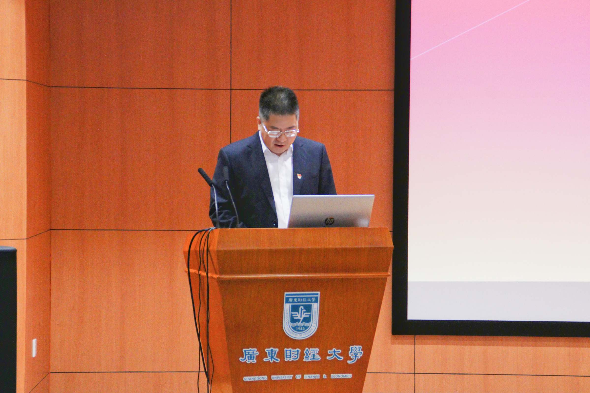 丁友刚部署课程思政工作