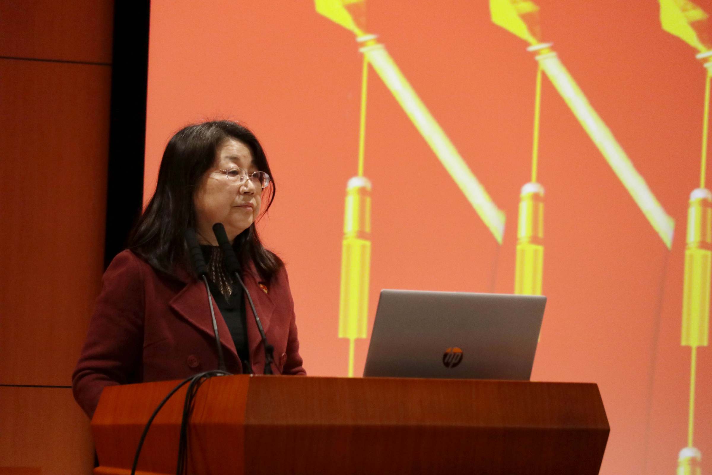 陈丽清主持大会