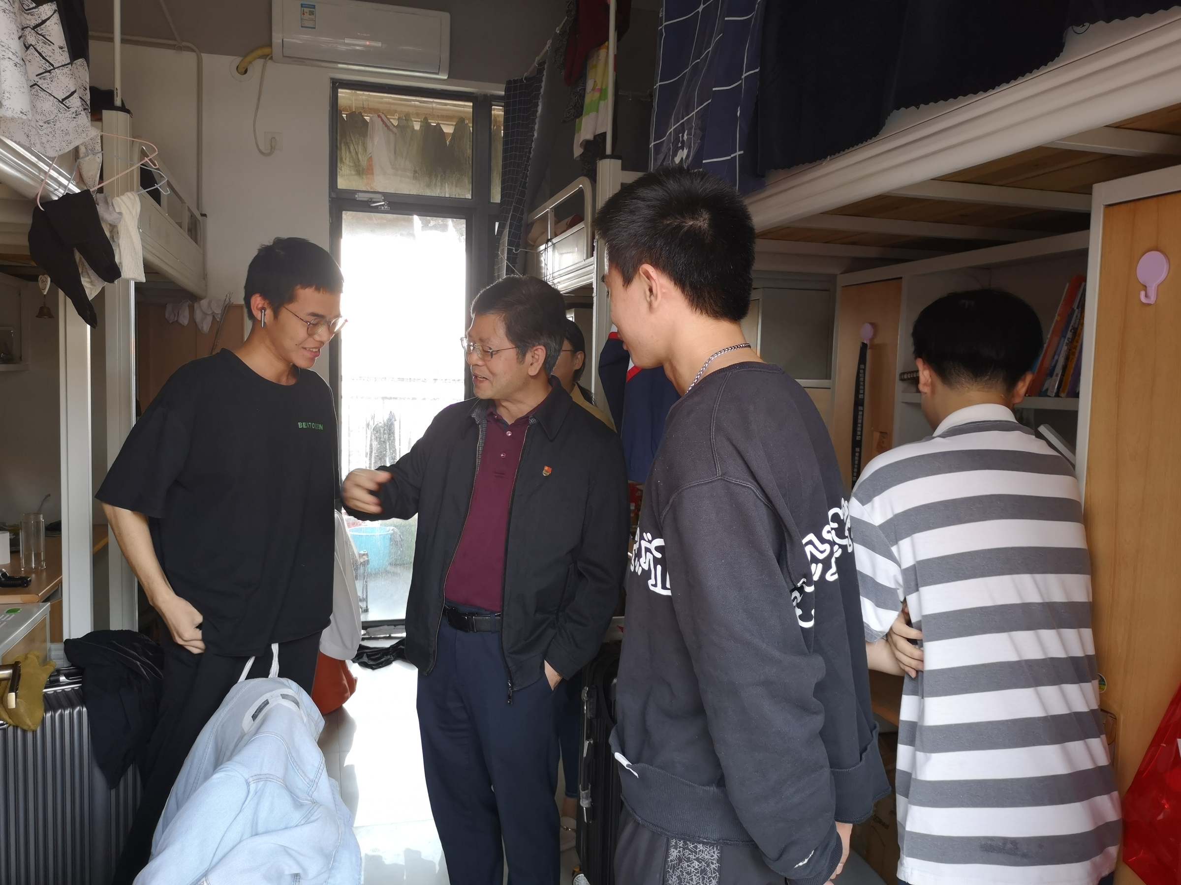 罗贤甲深入宿舍与学生交流