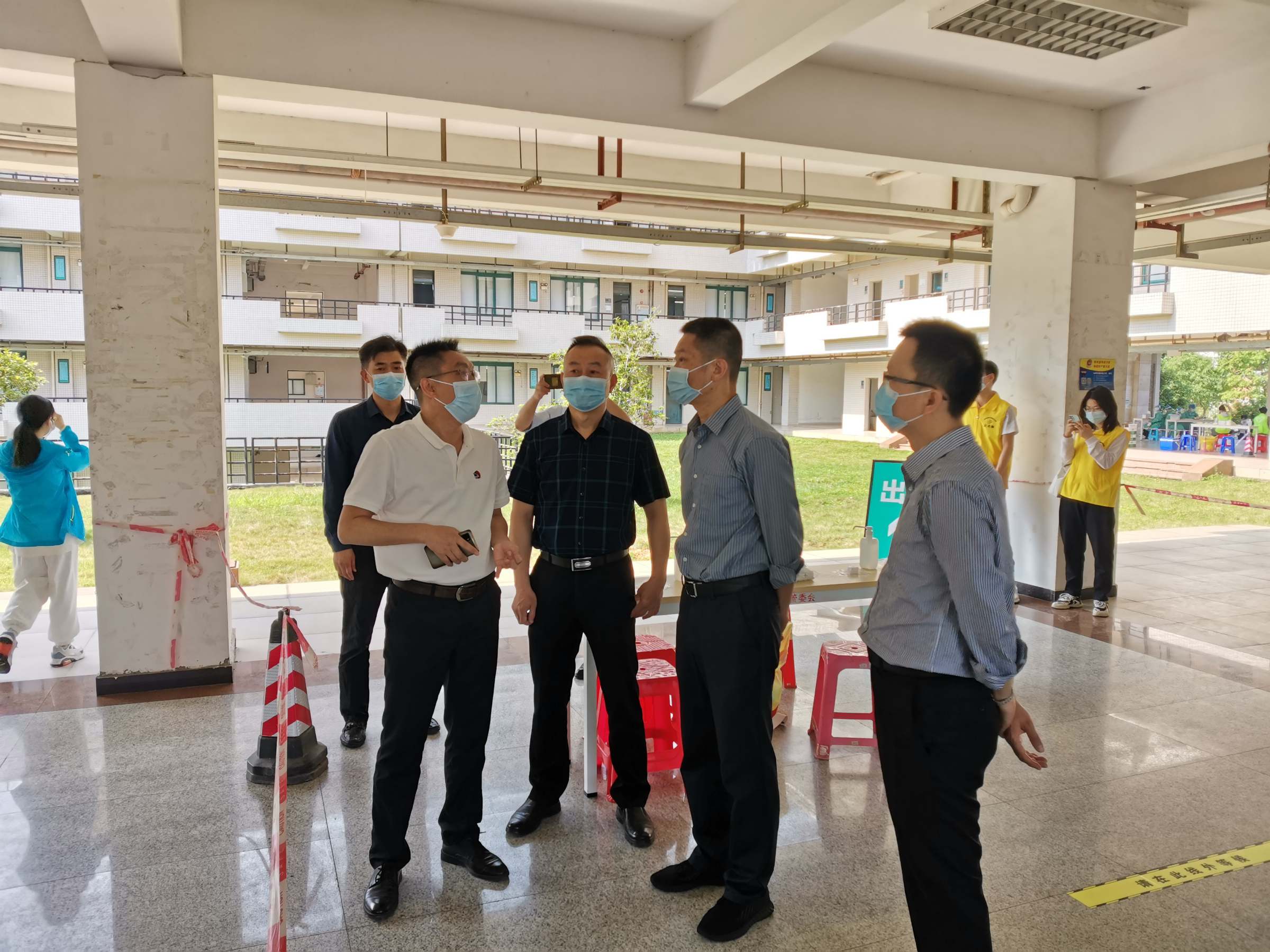 李军(右二)一行现场指导工作