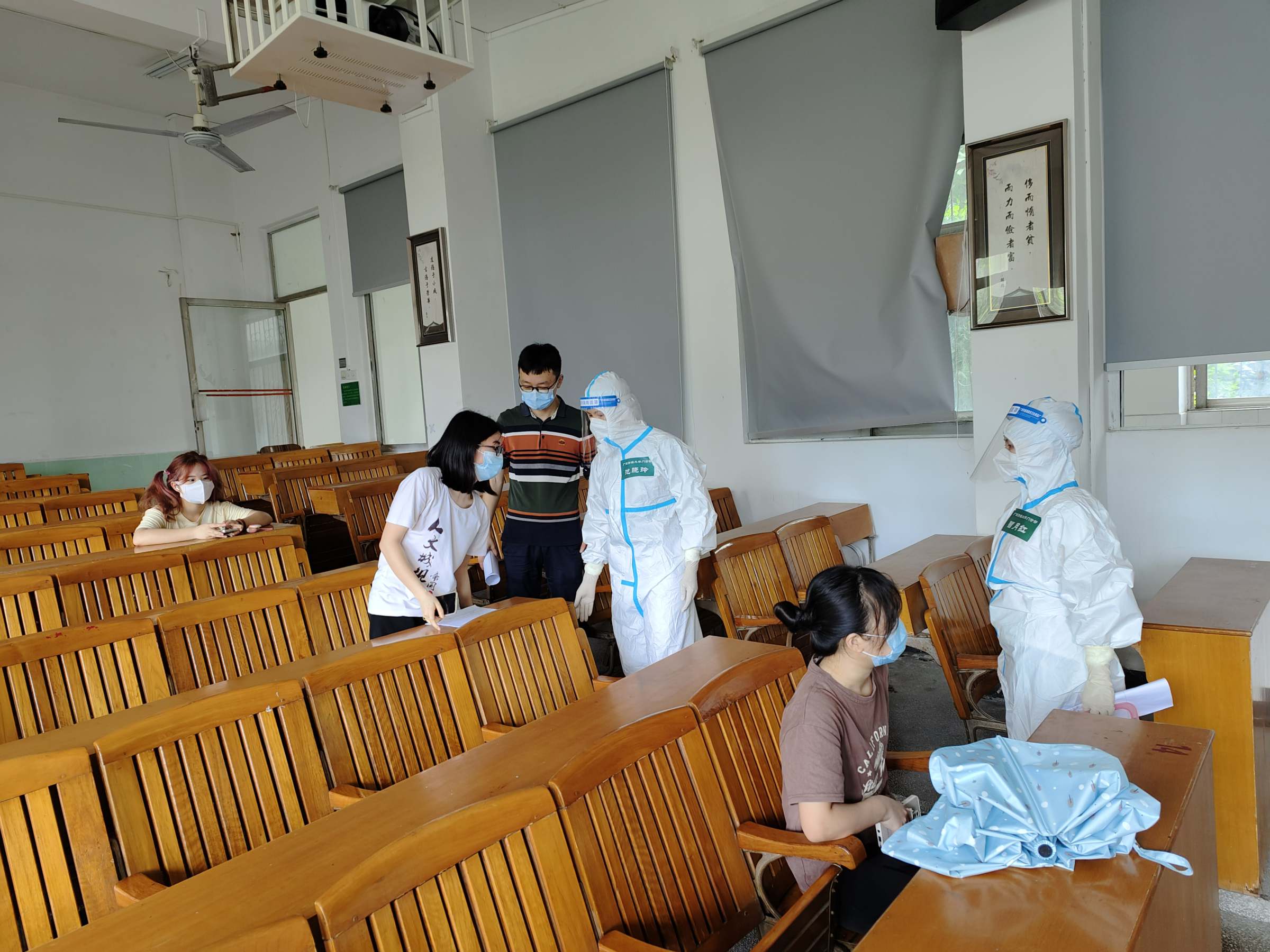 考生考试过程中身体不适,考务人员请医务人员检查考生情况