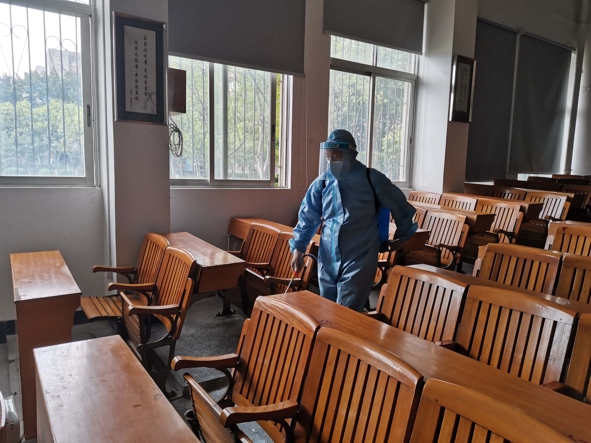 考试结束,工作人员对考场进行消杀