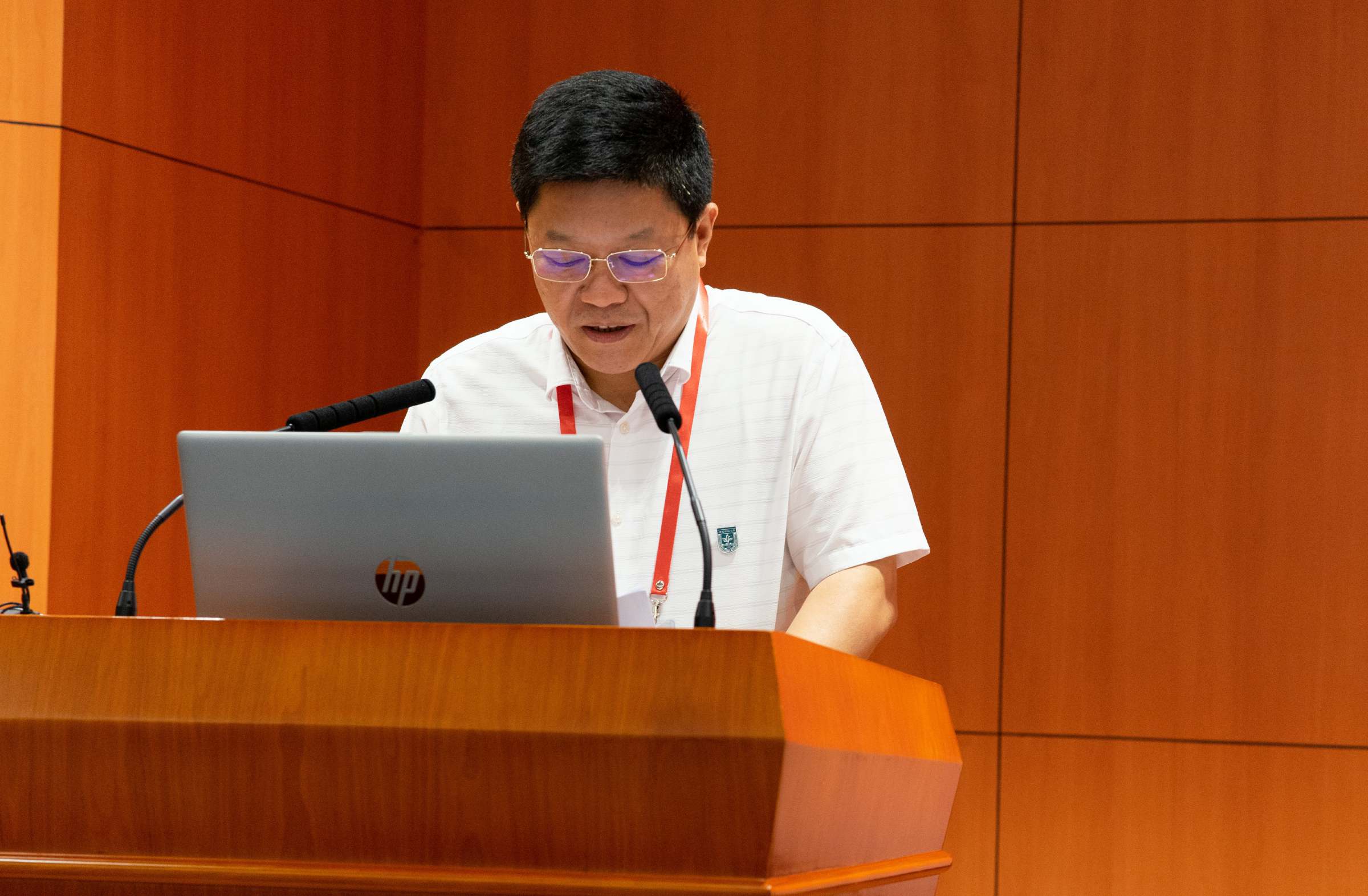 刘祖华作工会工作报告