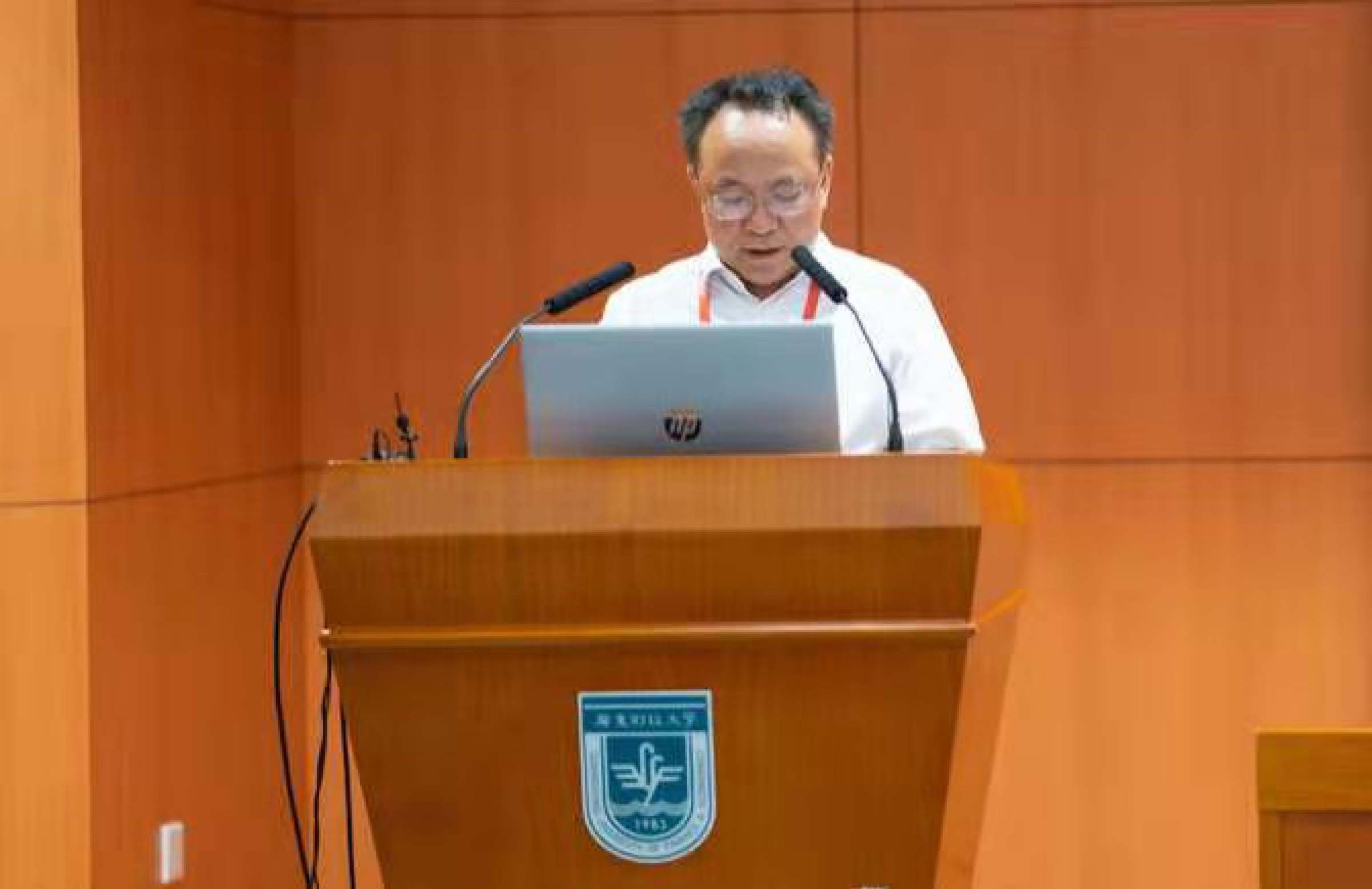 于海峰作校长工作报告