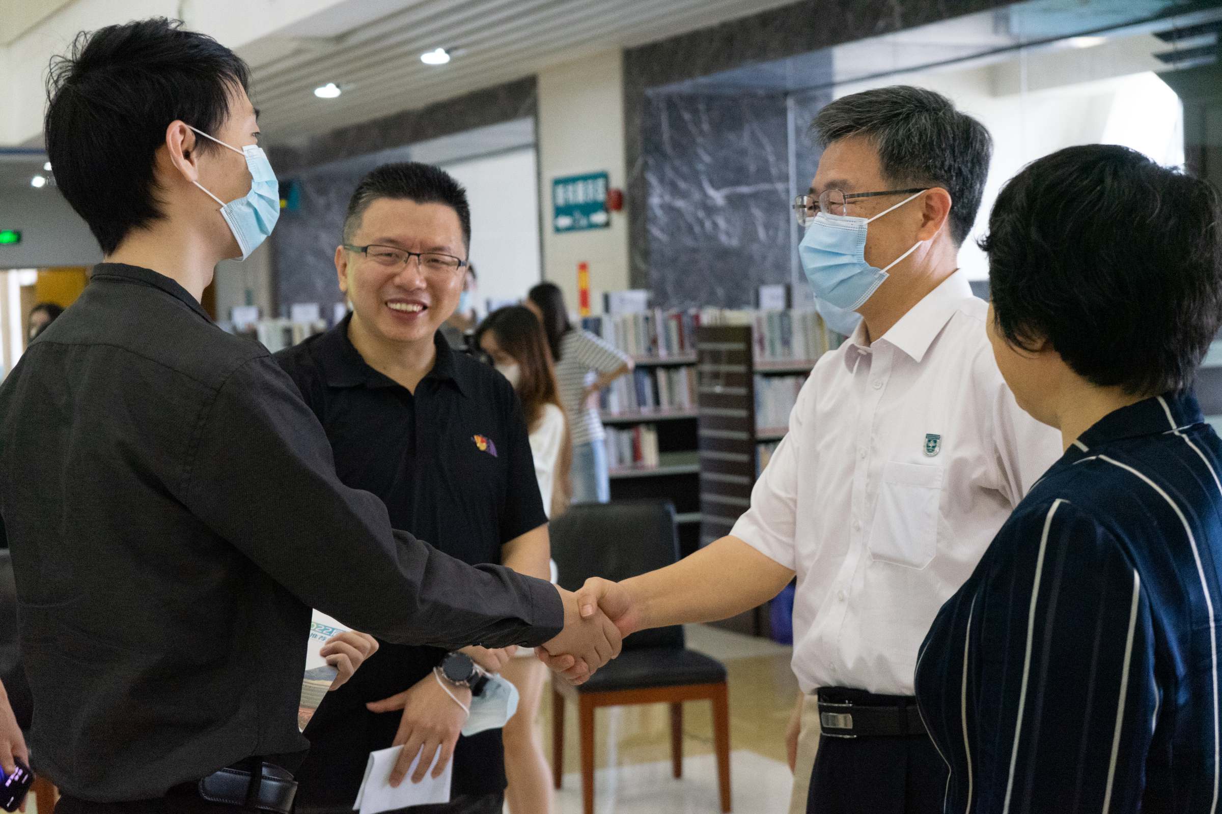 与企业代表交流