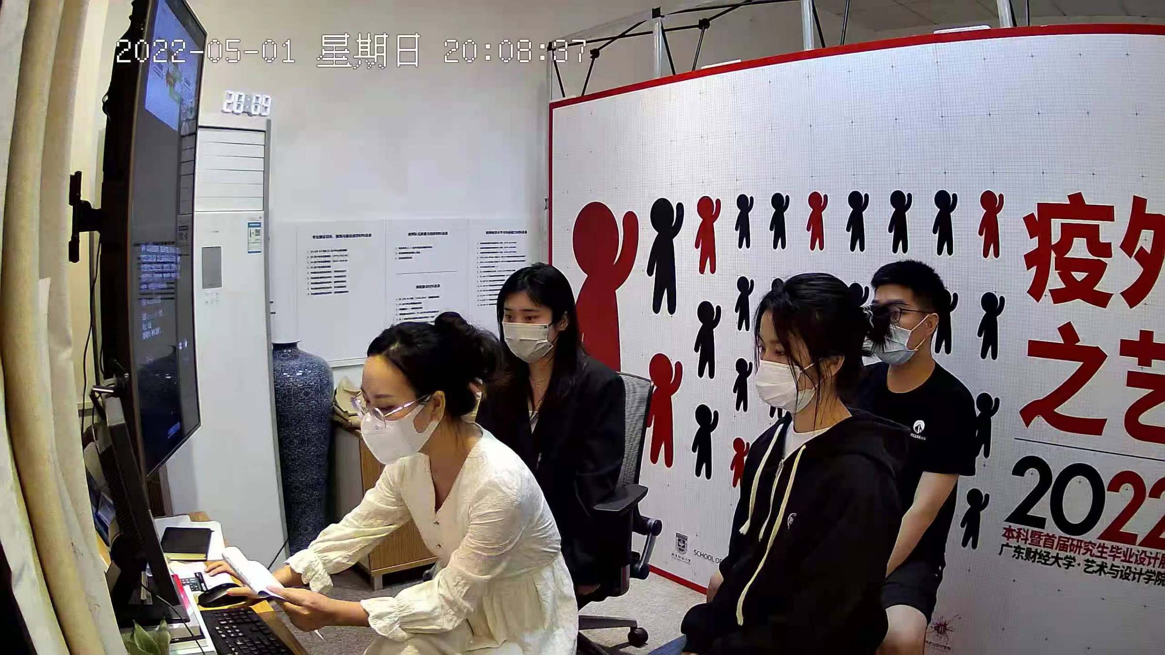 毕业生在直播间宣传作品展示个人风采