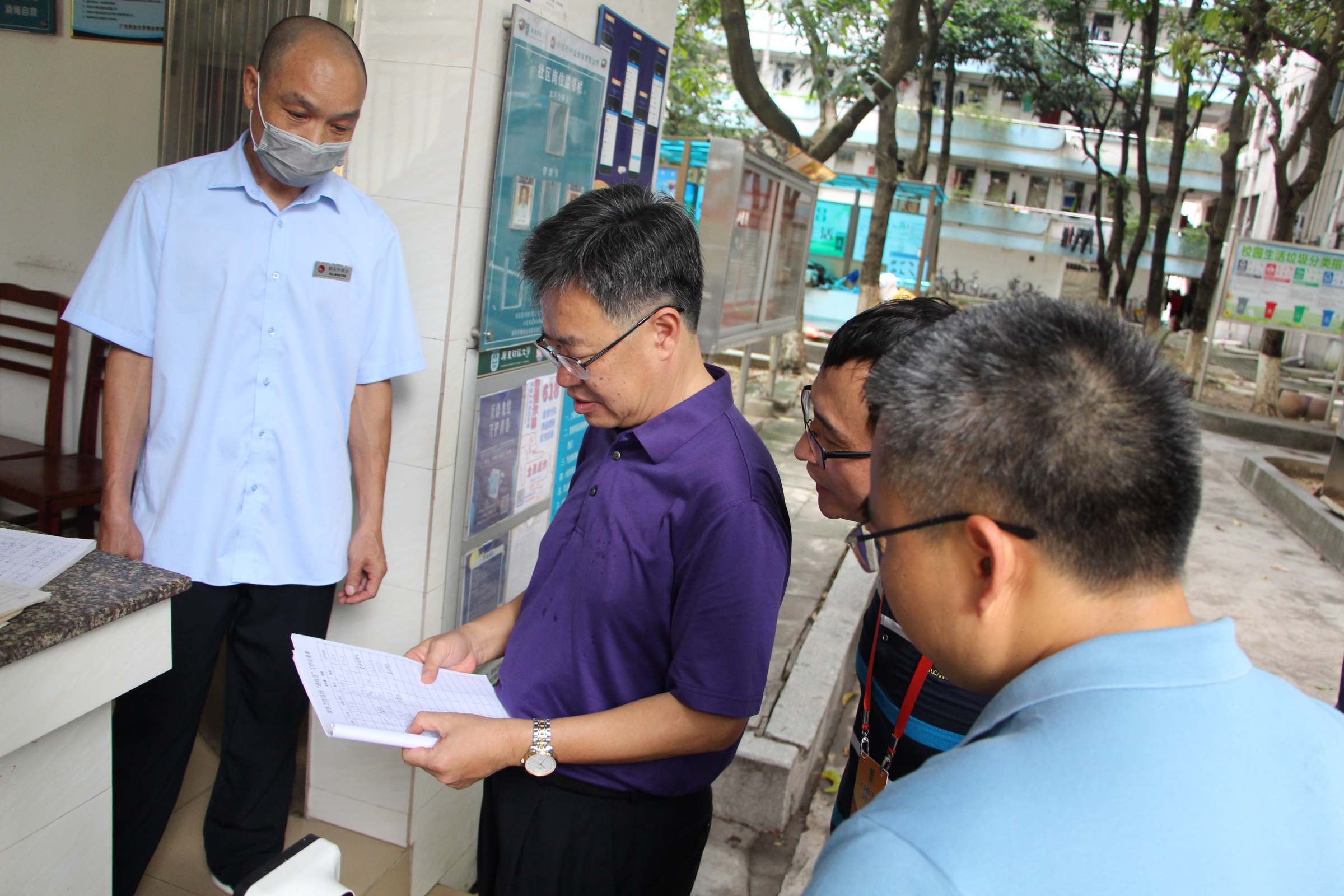 检查本科生宿舍人员进行登记情况