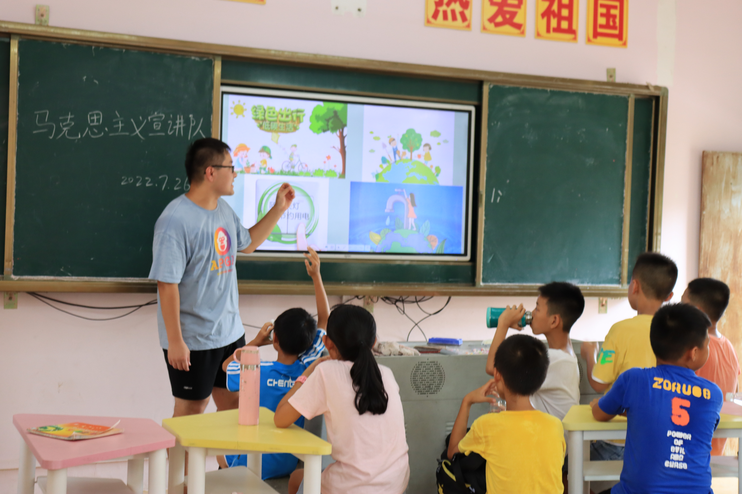 宣讲队在安岗小学为小朋友讲解垃圾分类知识