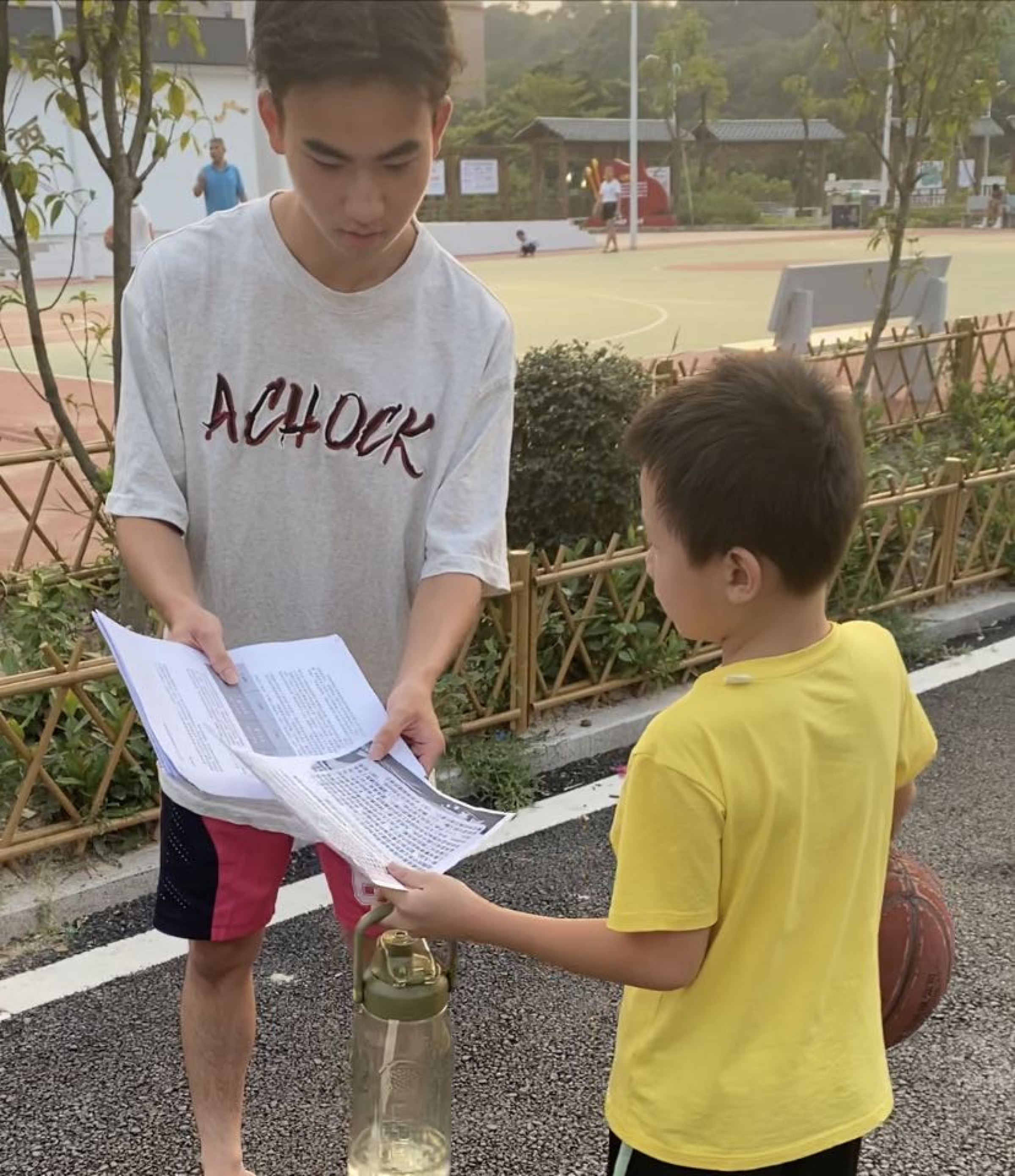 宣讲队在西坑公园向小朋友分发宣传资料