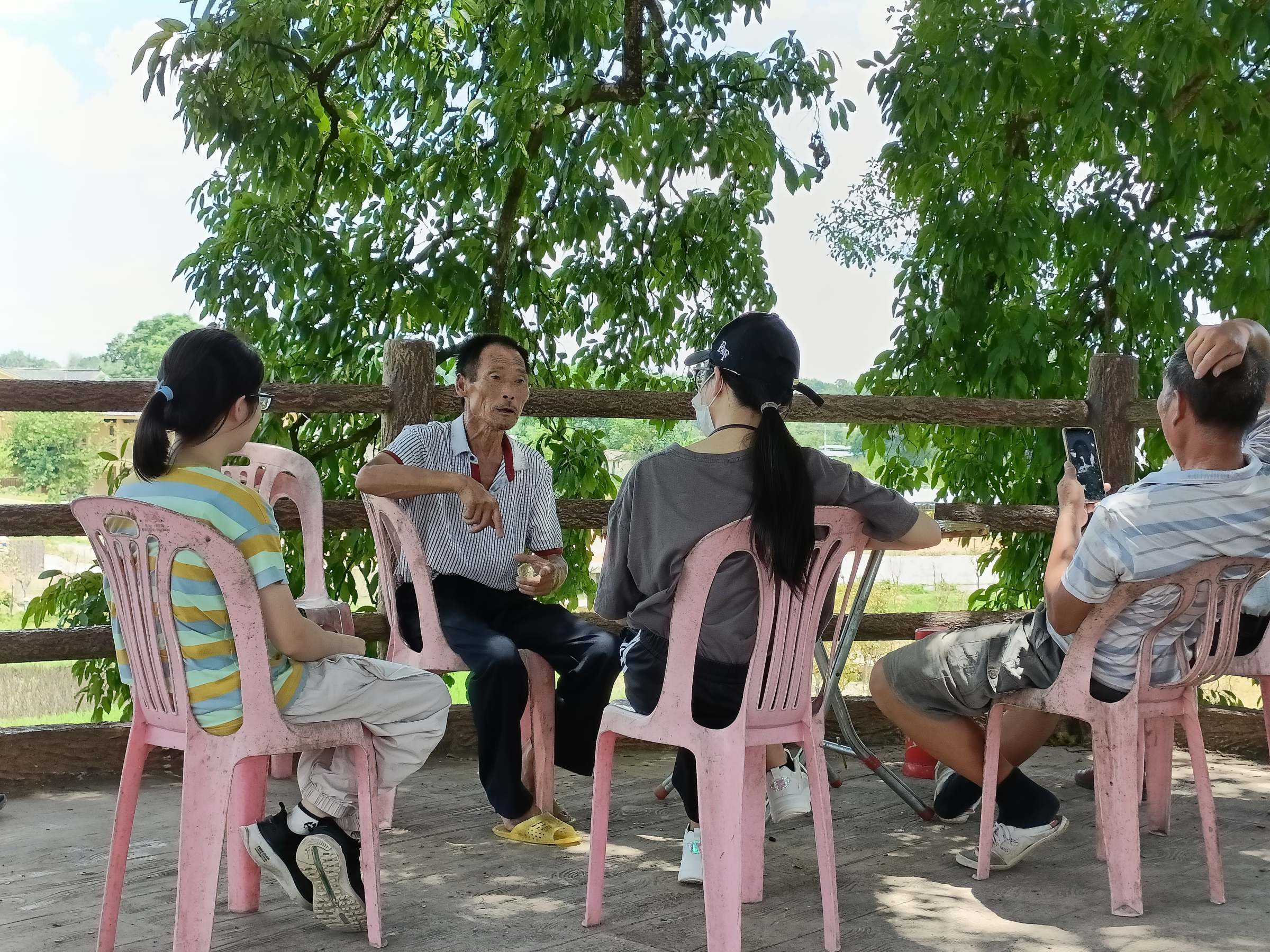 团队成员与村民交谈