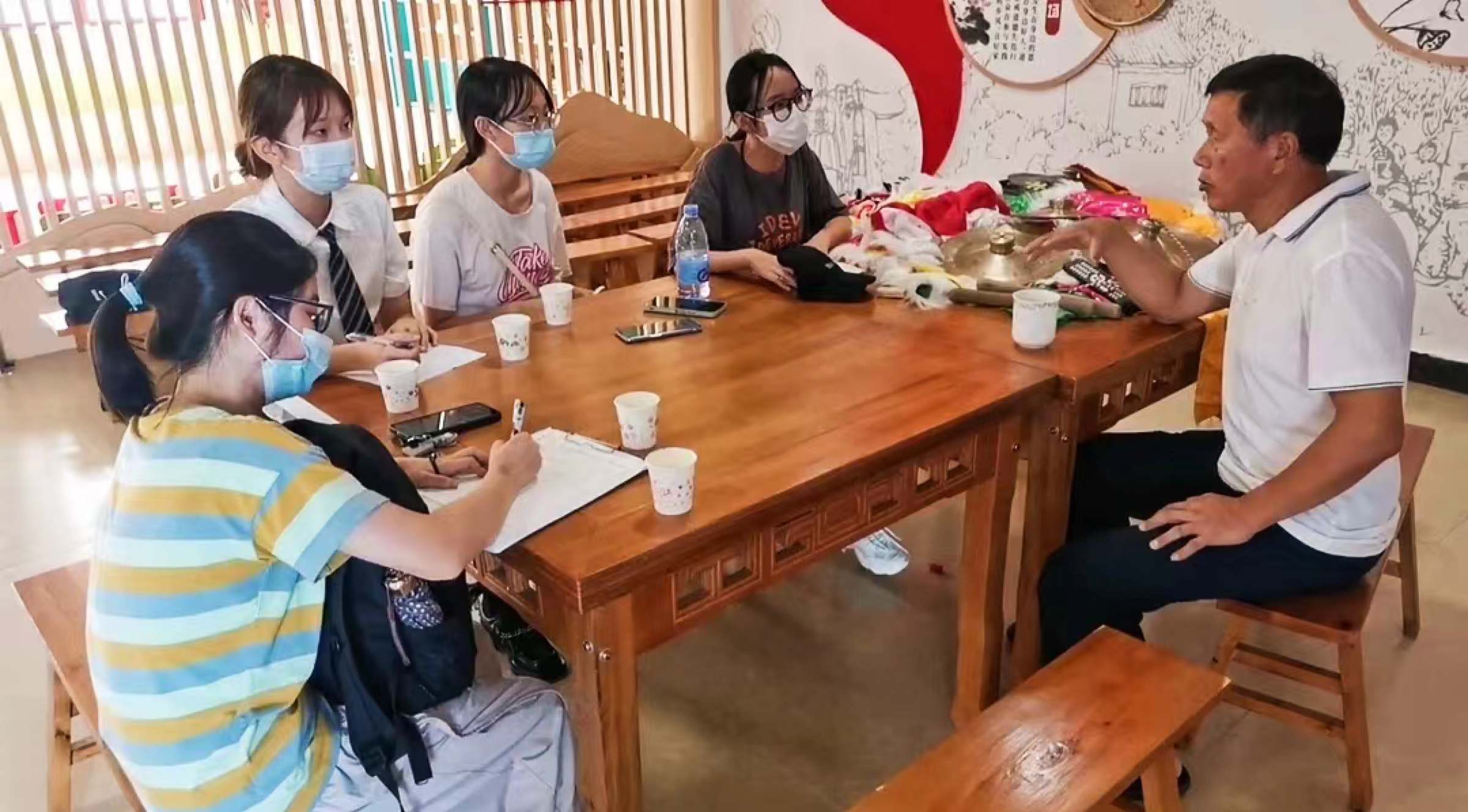 团队成员与黄书记在村委会进行交谈