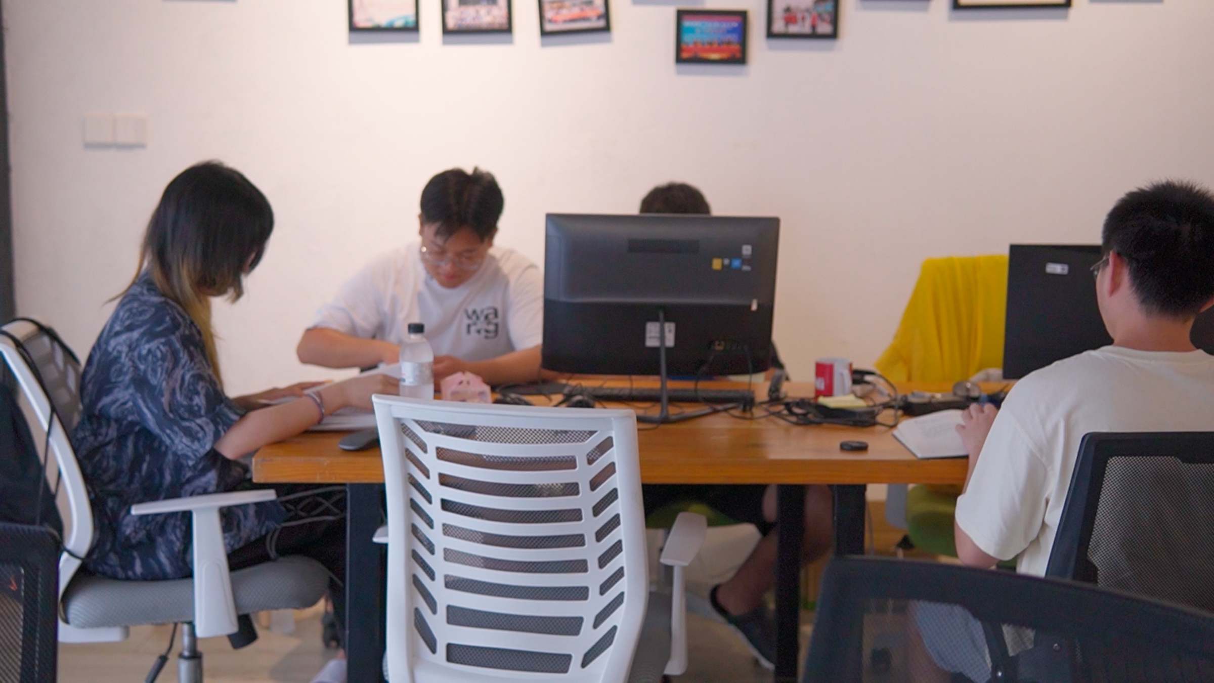 小队在广东省旅游协会民宿分会查阅资料