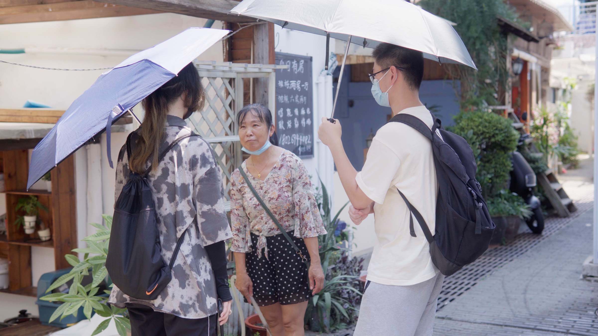 调查采访较场尾的村民、民宿主和游客