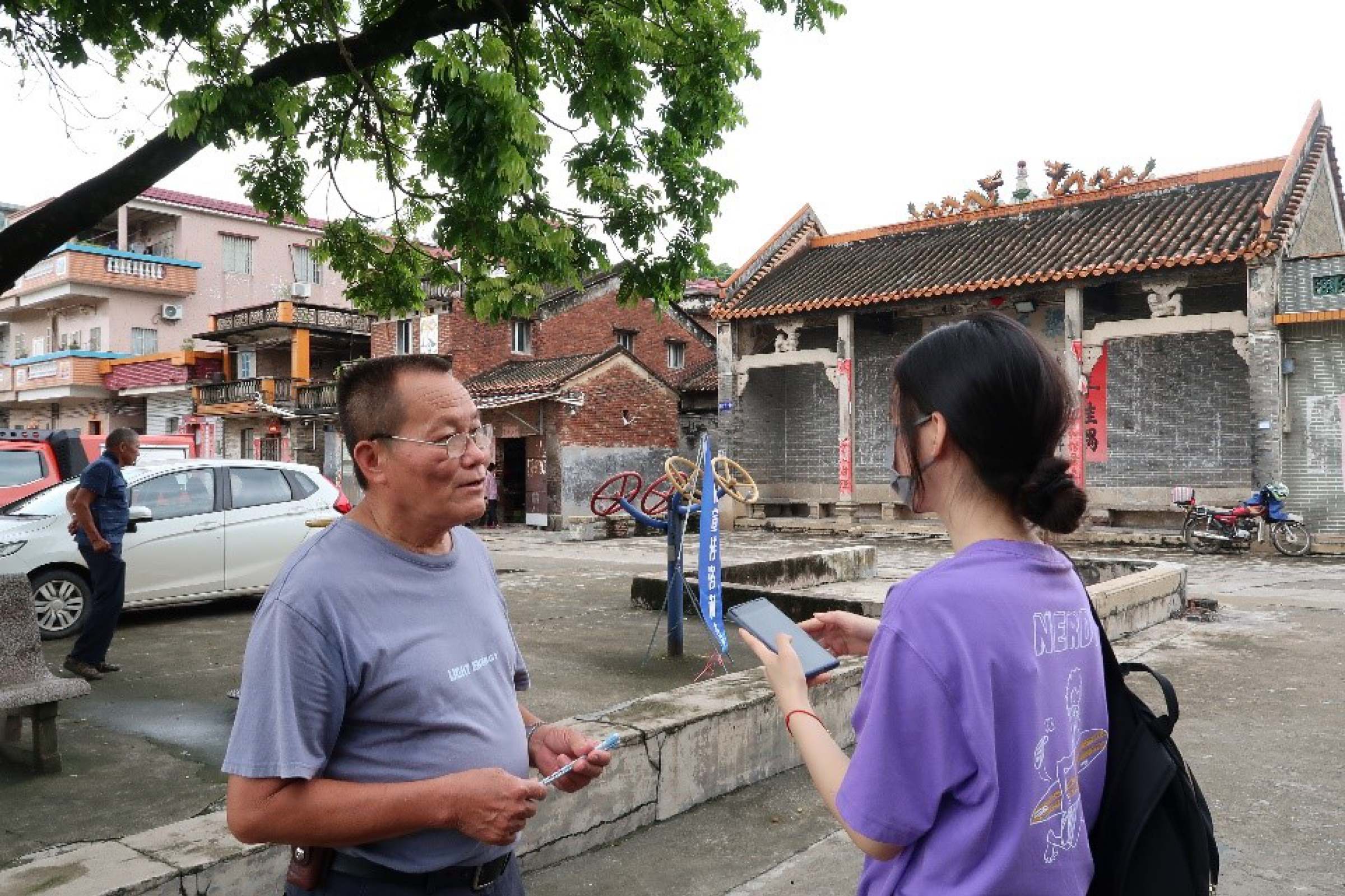 与调研村村长交谈